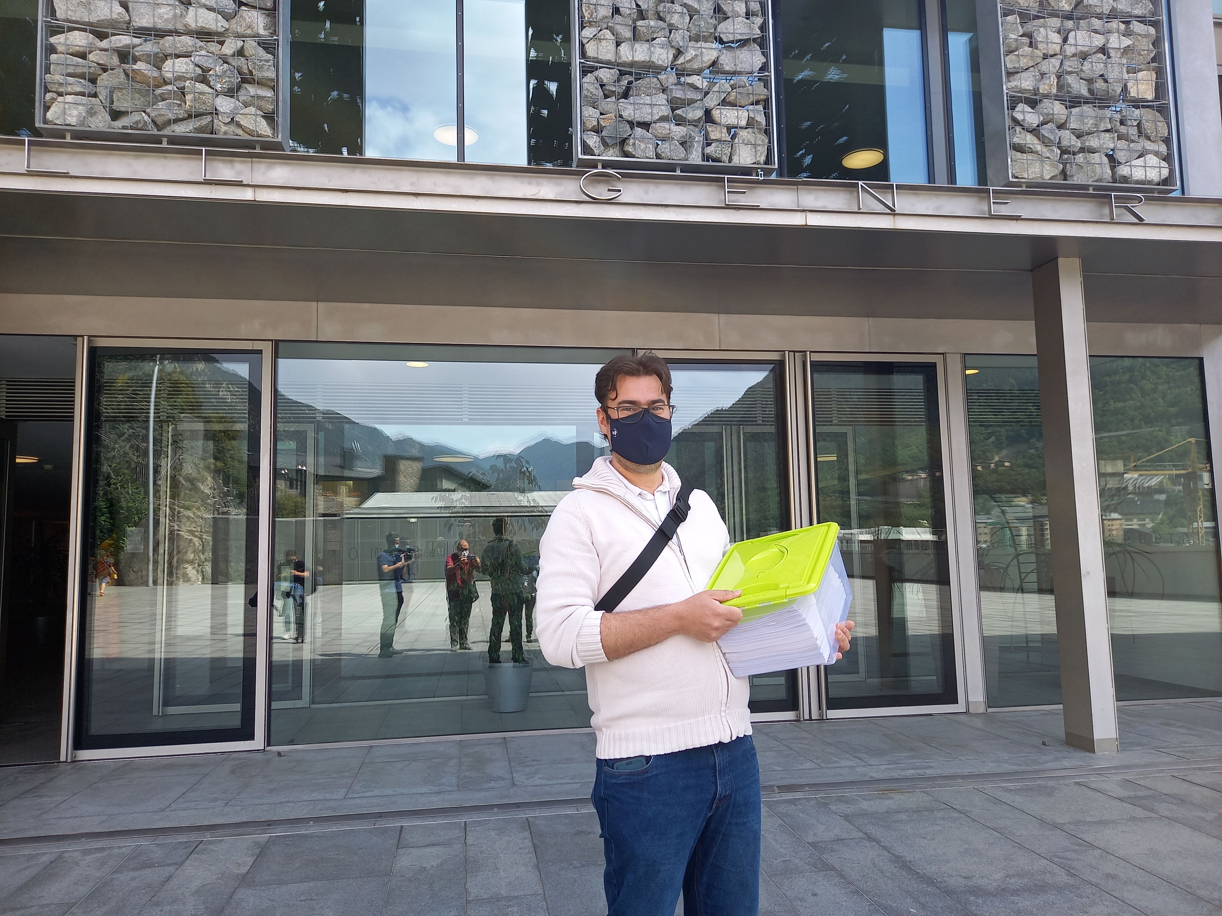 El president de l'ACU, divendres passat a les portes del Consell General amb les signatures recollides.
