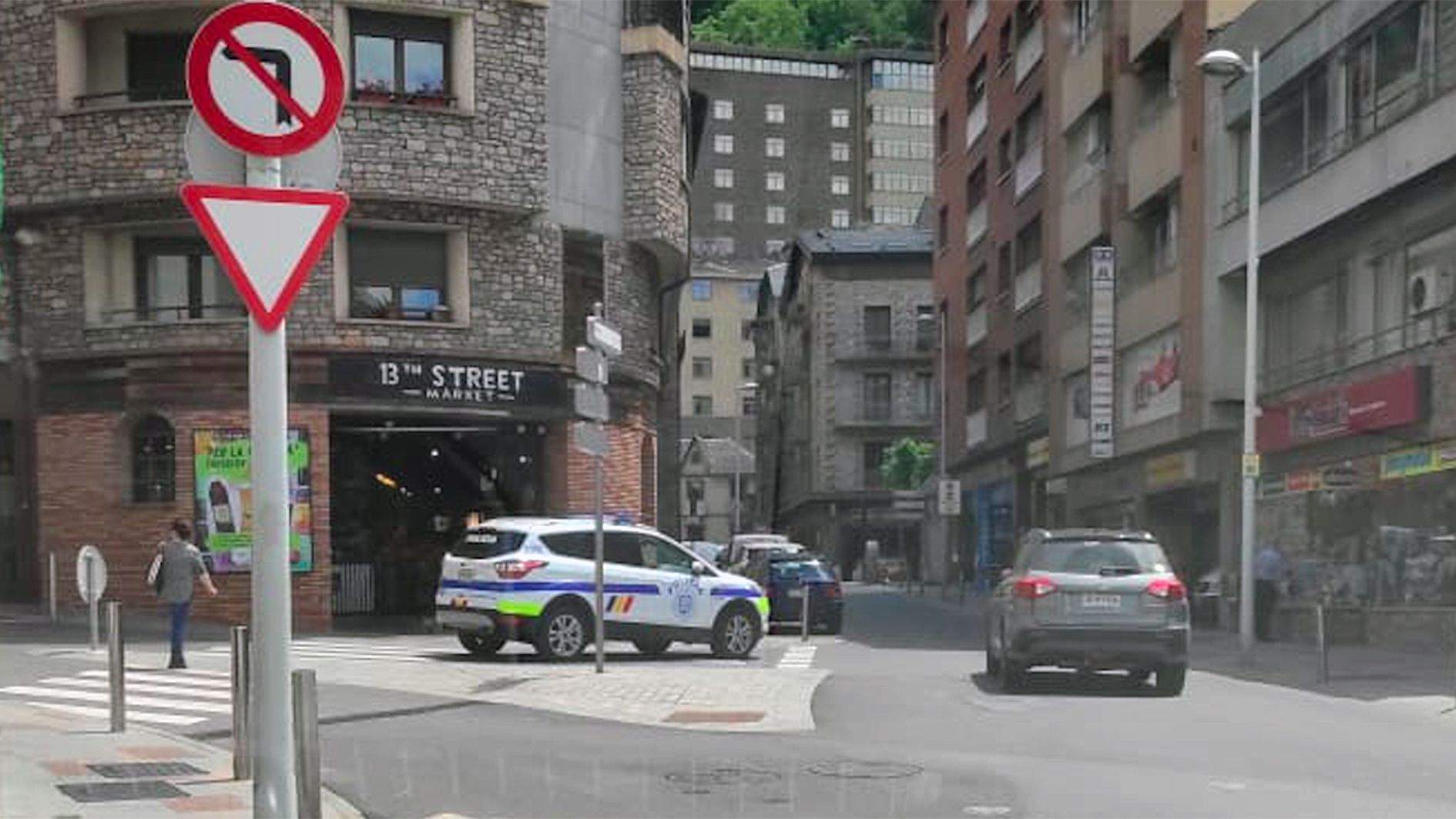El cotxe policial en una de les illetes de la zona.