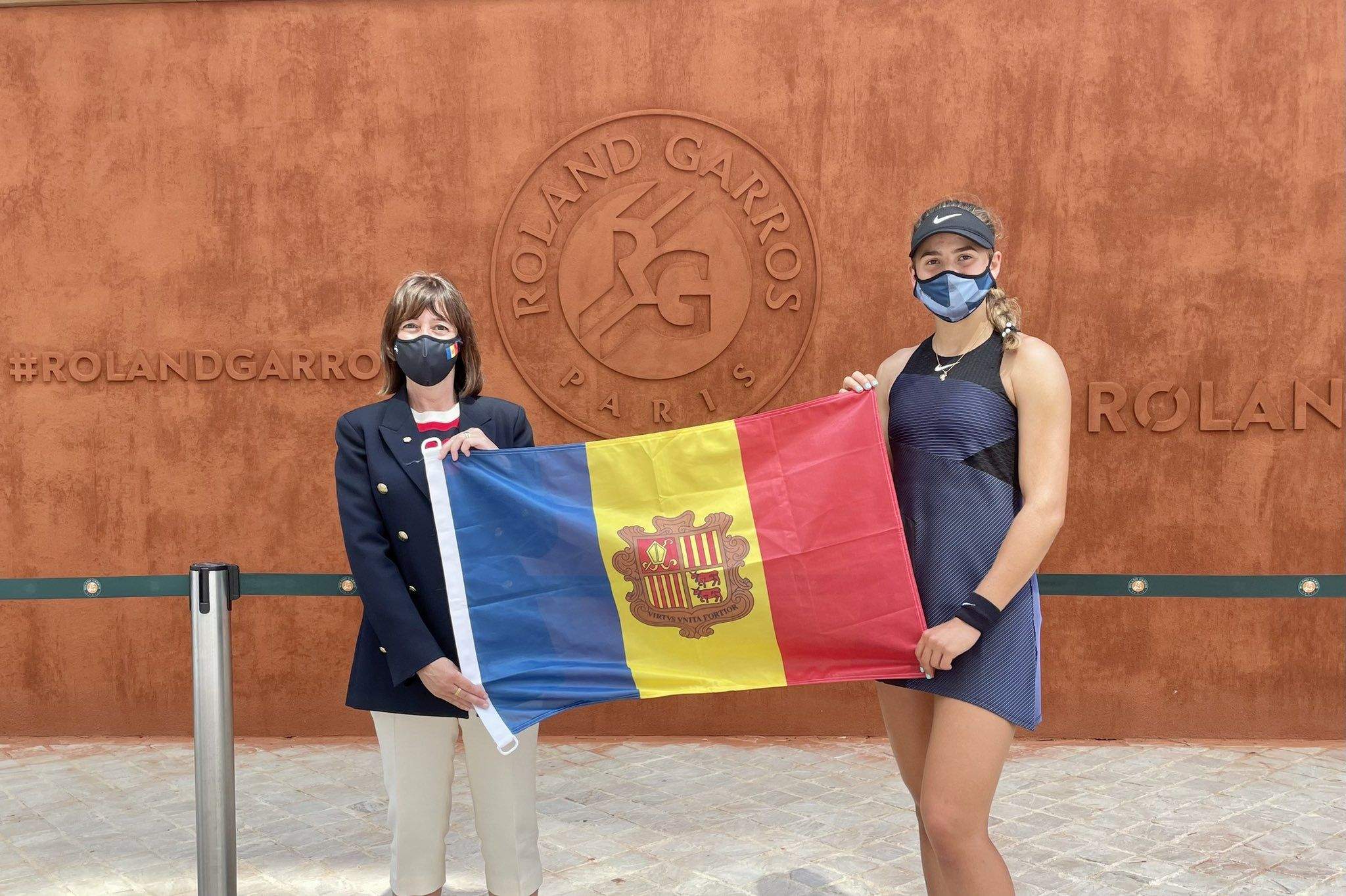 L'ambaixadora Eva Descarrega, amb Vicky Jiménez.