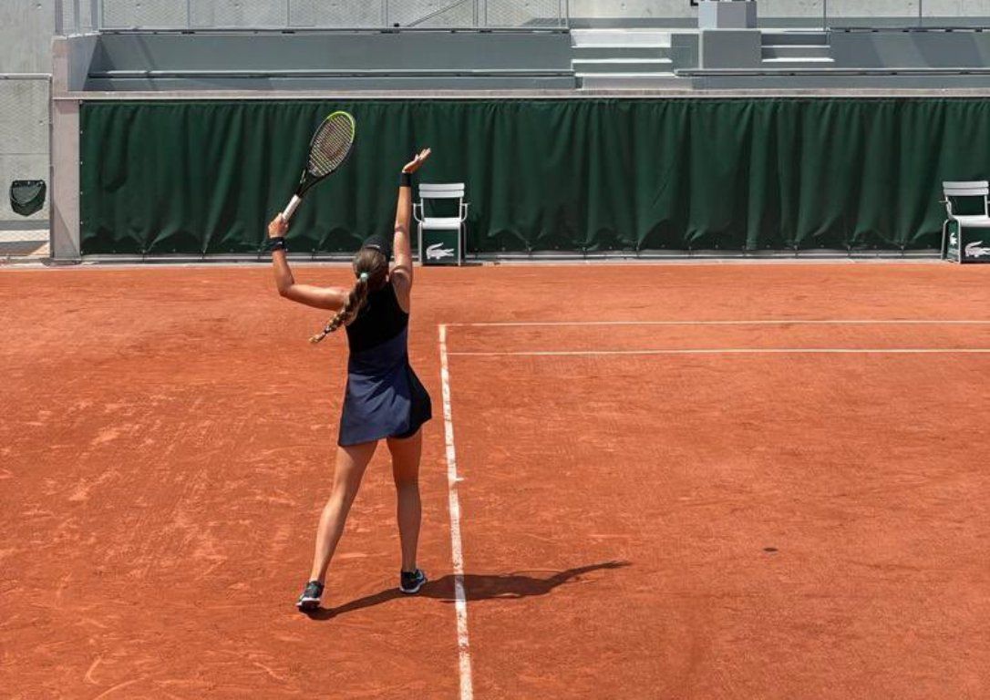 Vicky Jiménez fa una sacada en un dels seus partits a Roland Garros.