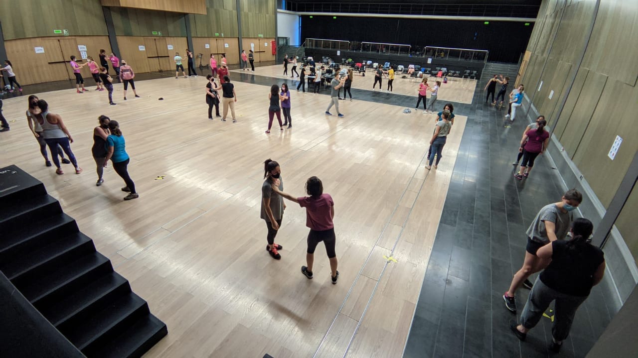 Les 50 participants a la masterclass de defensa personal