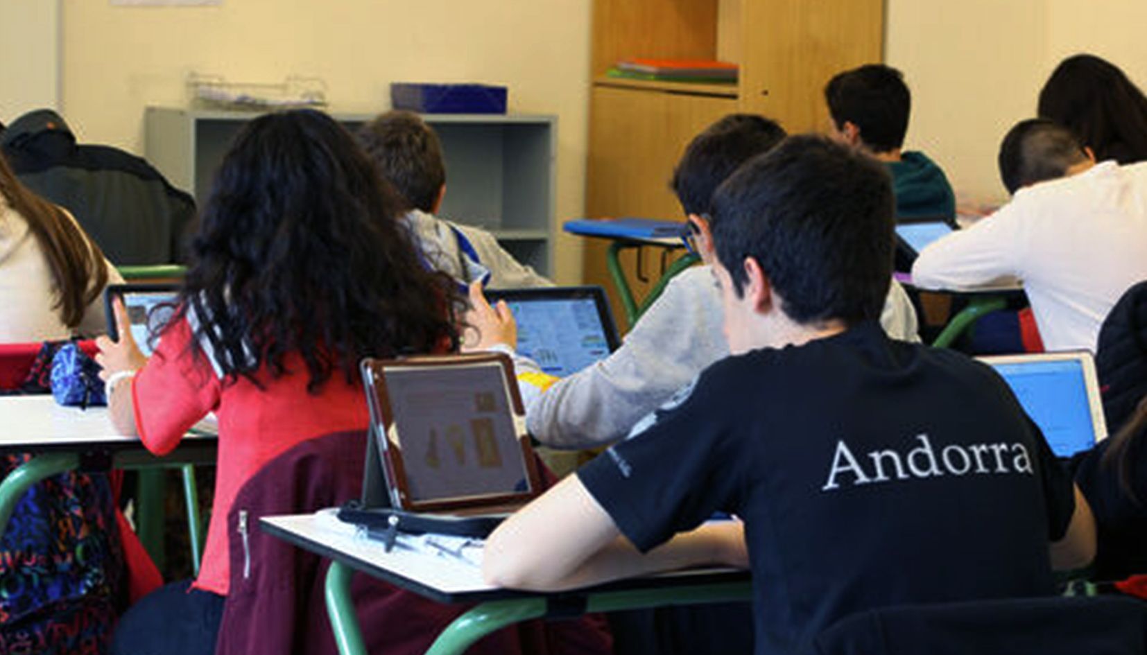 Alumnes amb ordinador en una escola.