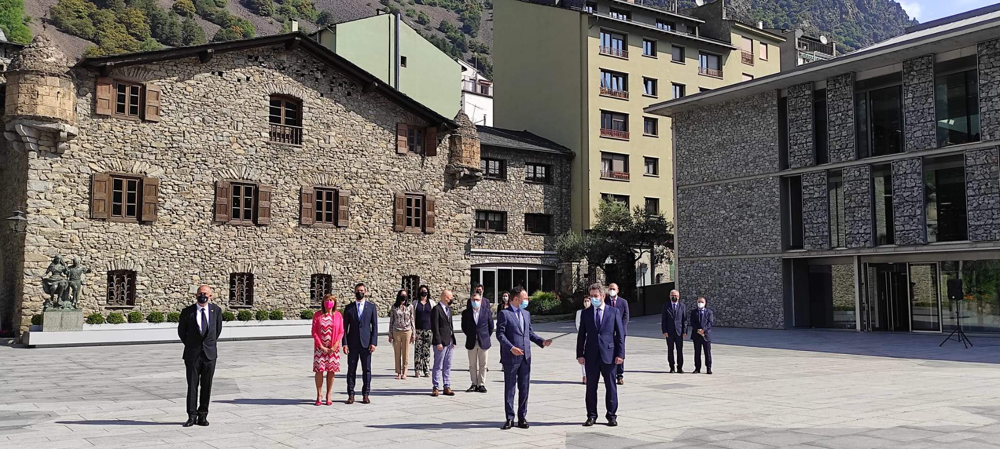 Foto de família a la plaça del Consell General.