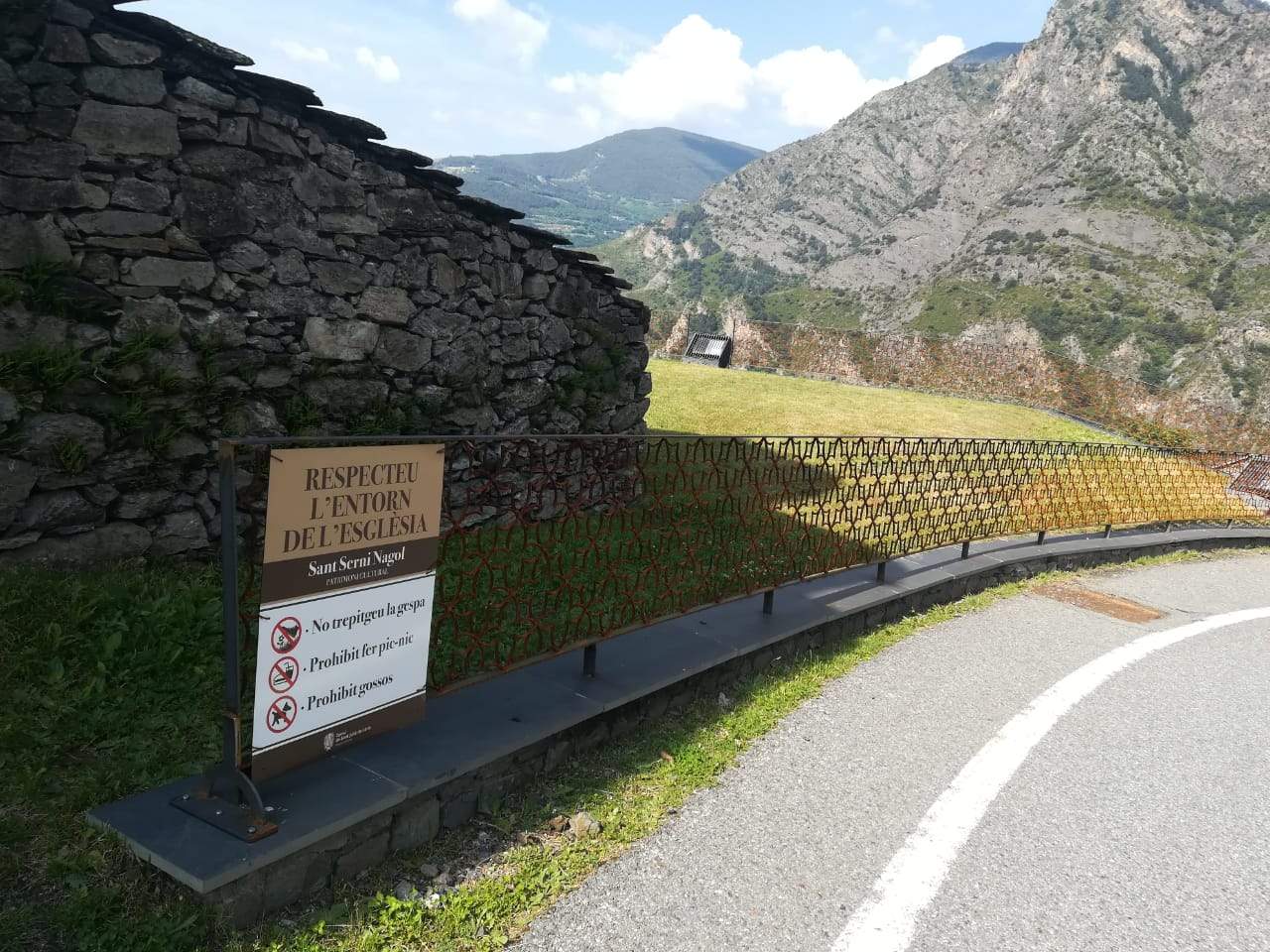 Cartells i tanca a Sant Serni de Nagol.