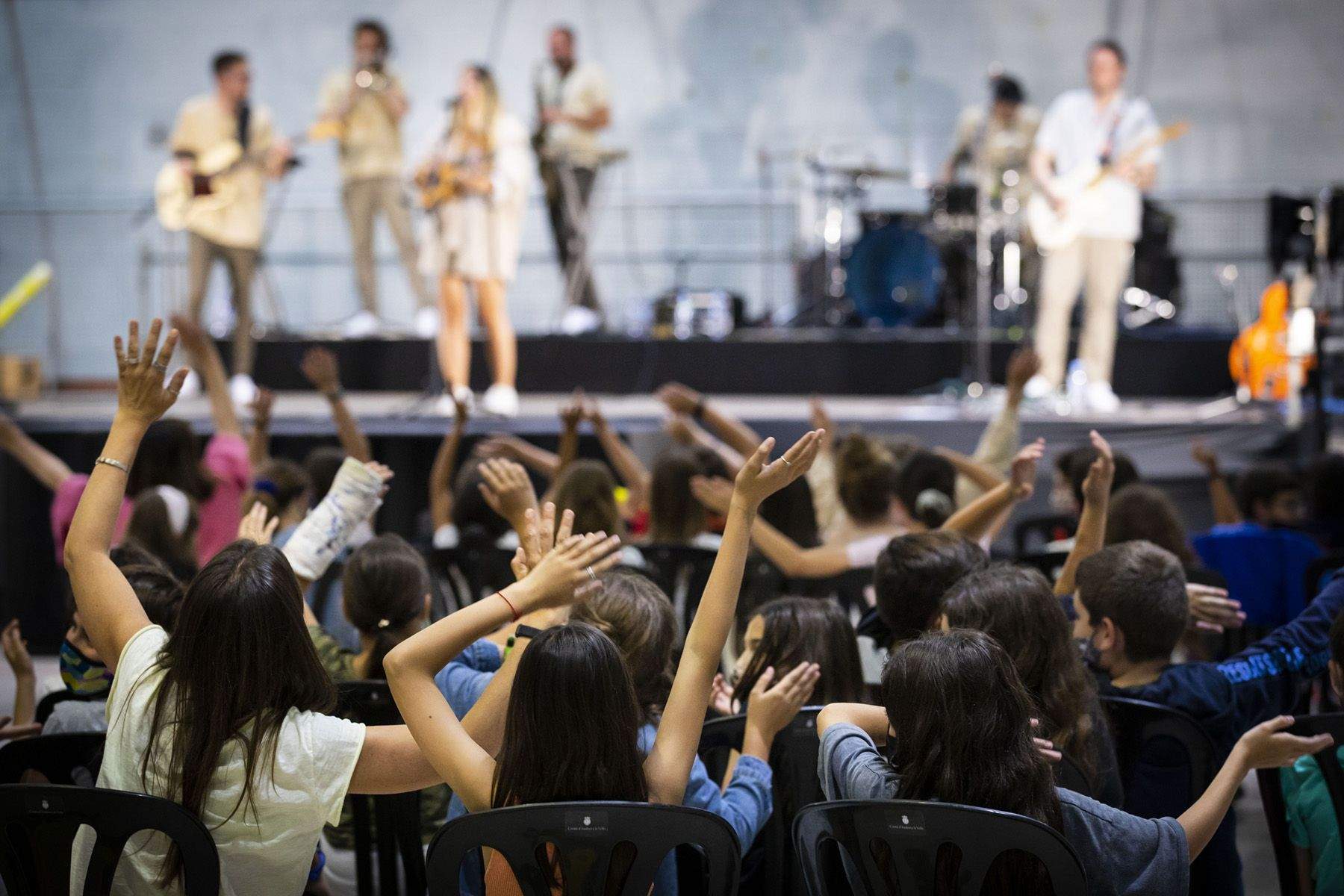 Els joves gaudint amb l'actuació.