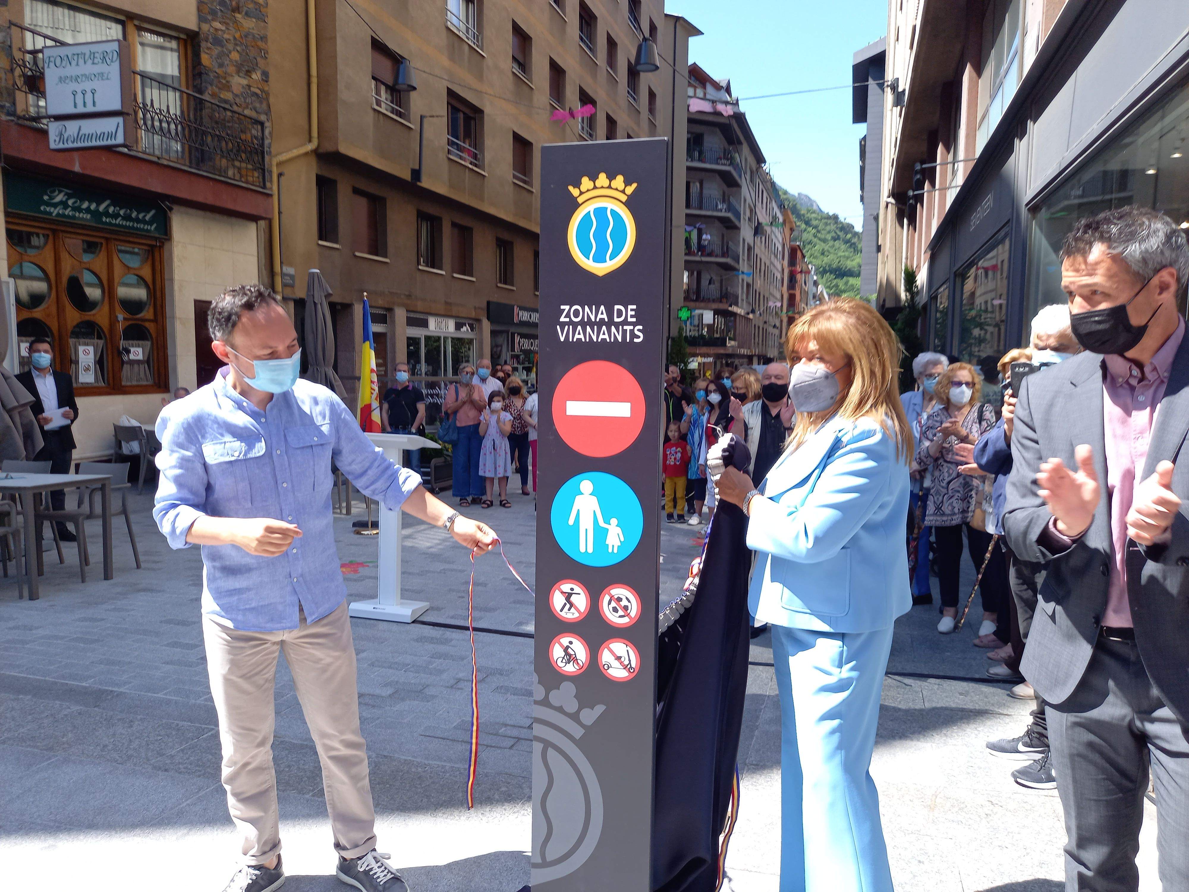 Espot i Marsol descobreixen el tòtem amb el cartell de zona per a vianants.