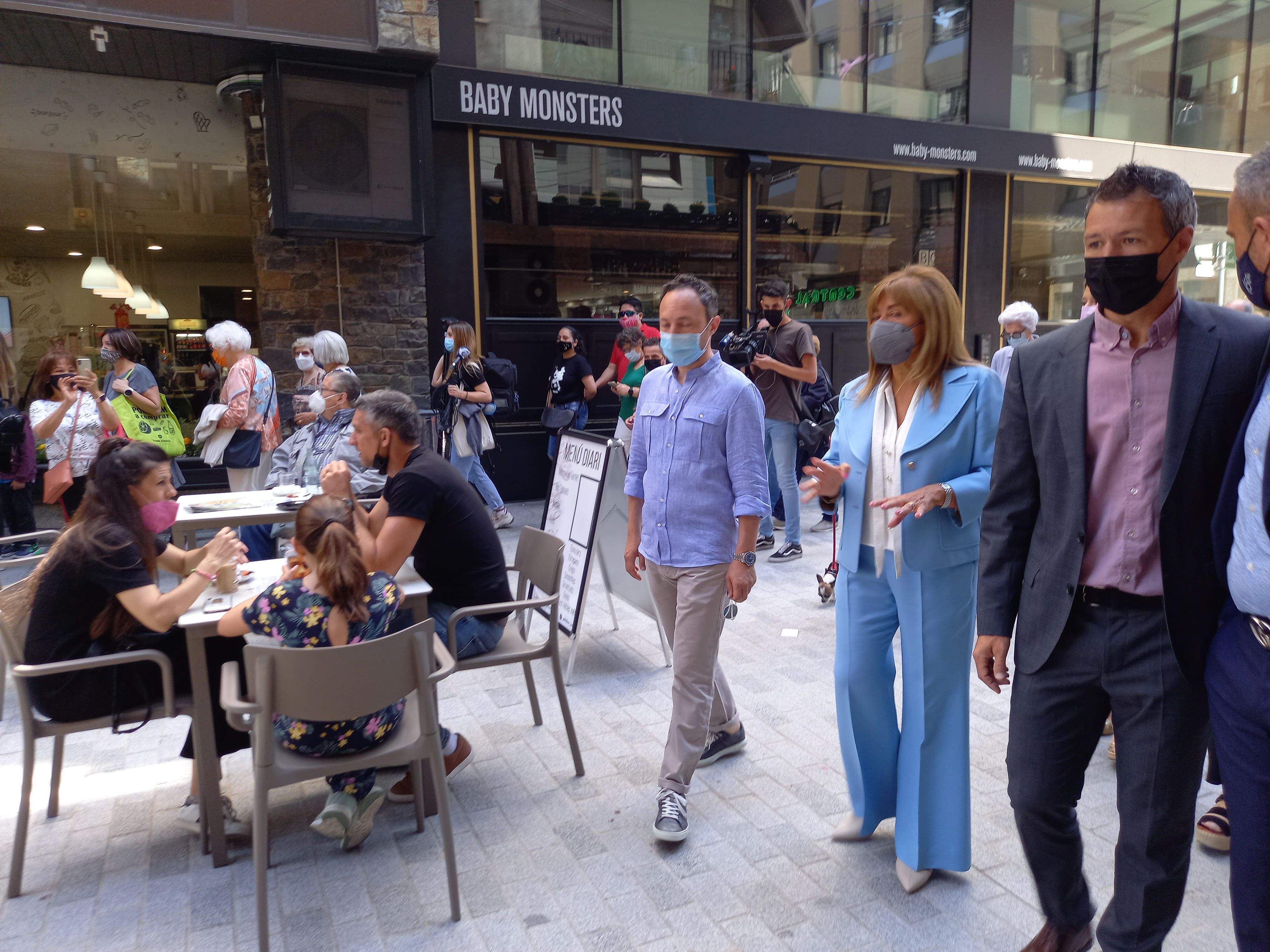 Marsol, amb el cap de Govern, Xavier Espot, passen al costat d'una terrassa al carrer Callaueta.