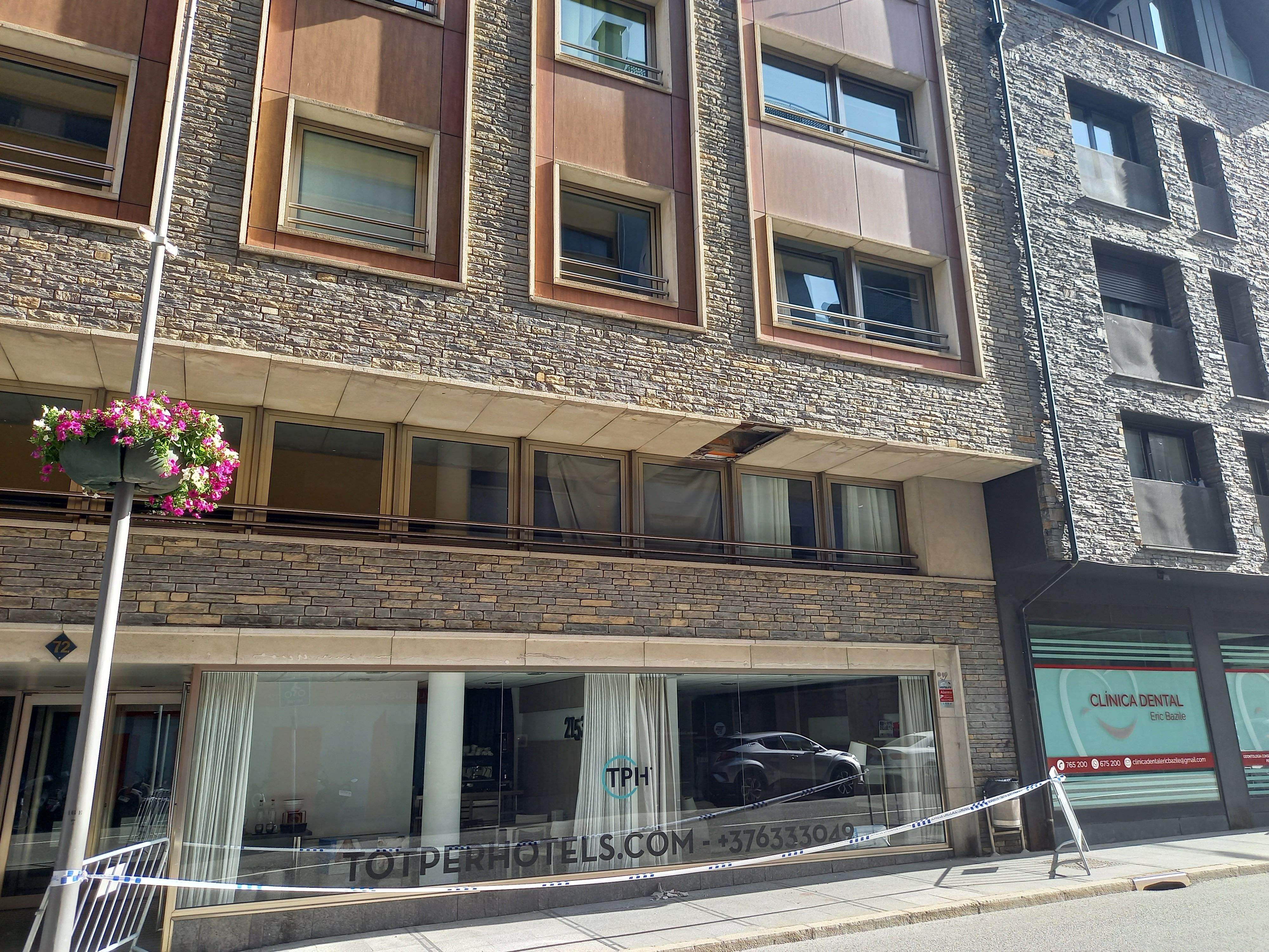 La part de l'edifici d'on es va desprendre la placa de pedra.