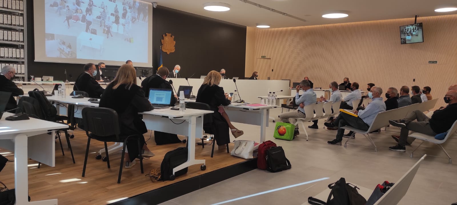 Una imatge de la sala just abans d'iniciar-se la vista. Una imatge de la sala just abans d'iniciar-se la vista.