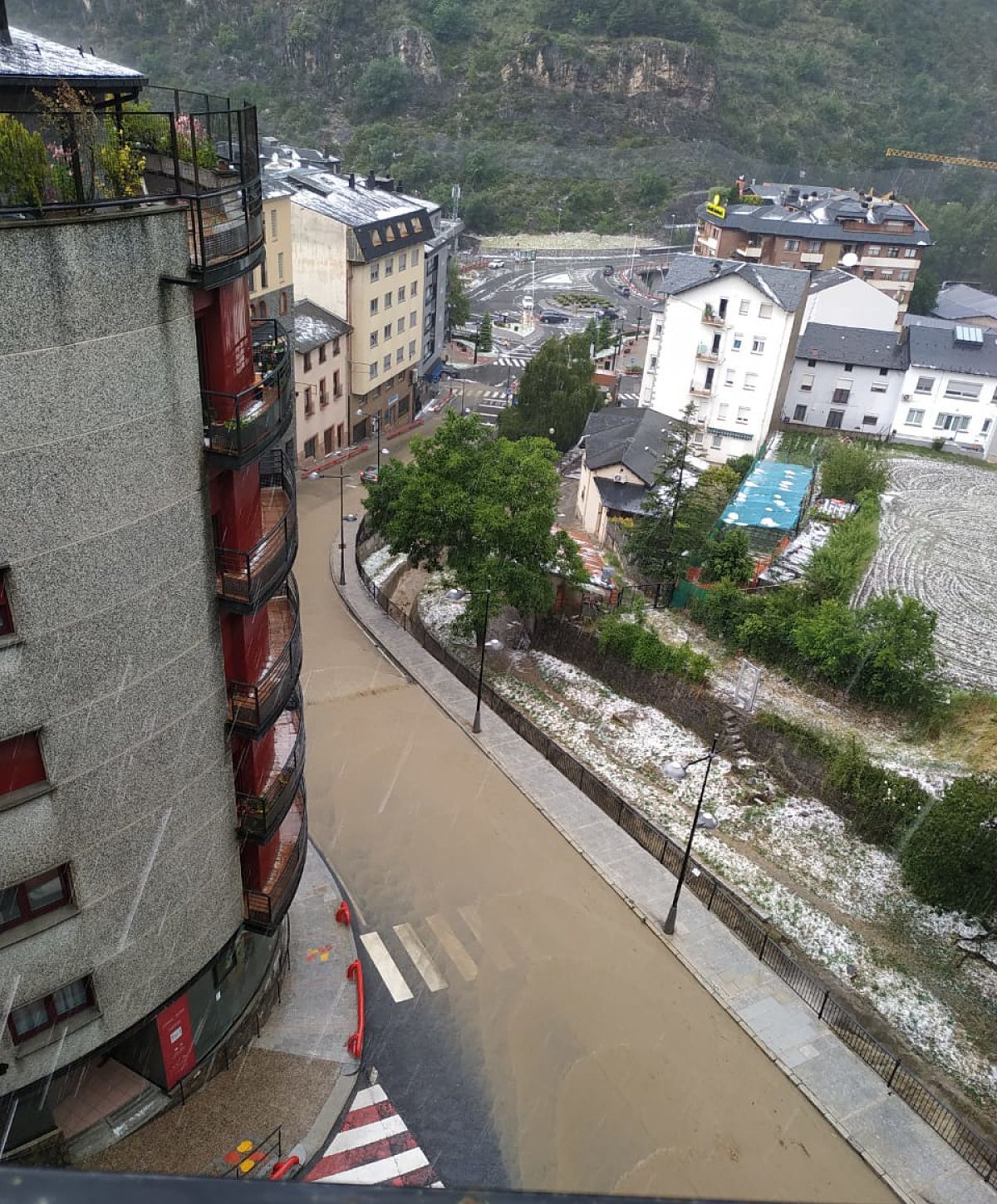 La carretera de la Rabassa ha quedat inundada.