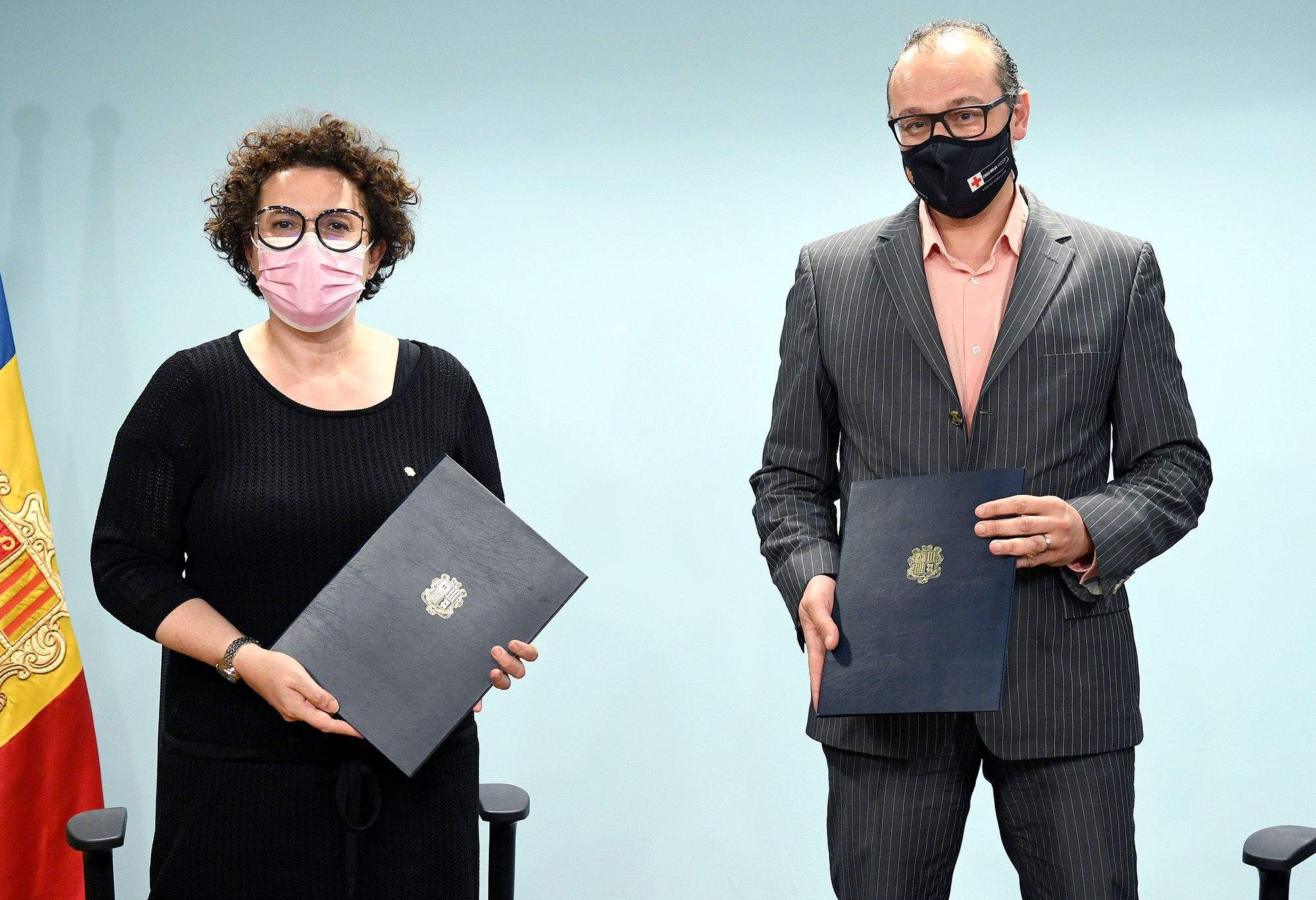 La ministra, Judith Pallarés, i el president de Creu Roja, Josep Pol.