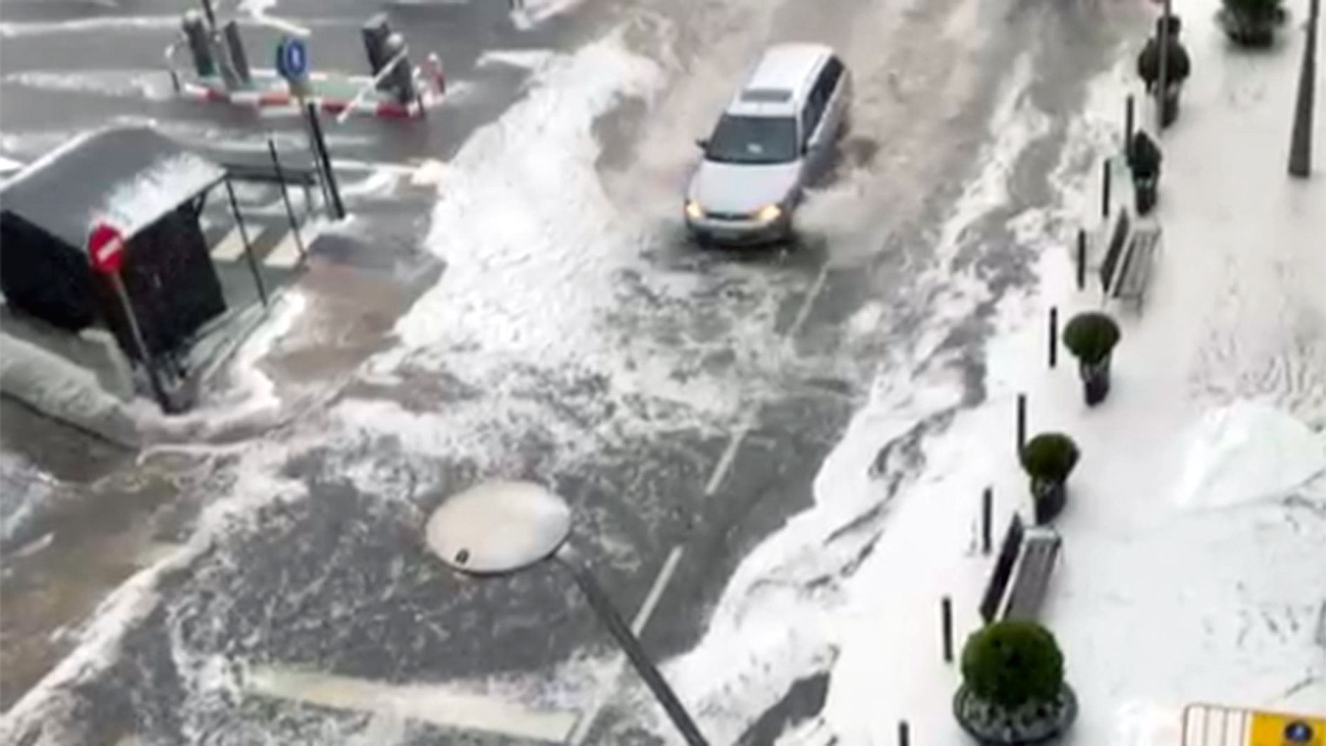 L'aigua barrejada amb calamarsa ha estat molt intensa durant mitja hora aquesta tarda a Sant Julià.