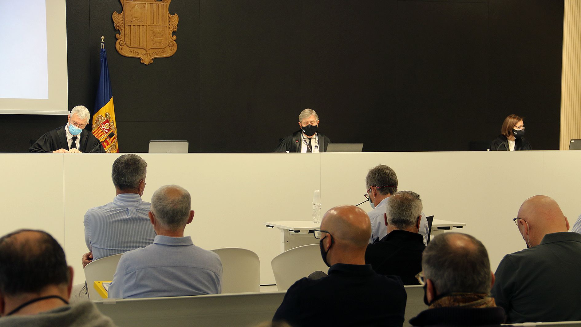 Els tres membres del tribunal 'encarats' amb els processats, amb Joan Pau Miquel al davant a l'esquerra. Els tres membres del tribunal 'encarats' amb els processats, amb Joan Pau Miquel al davant a l'esquerra.
