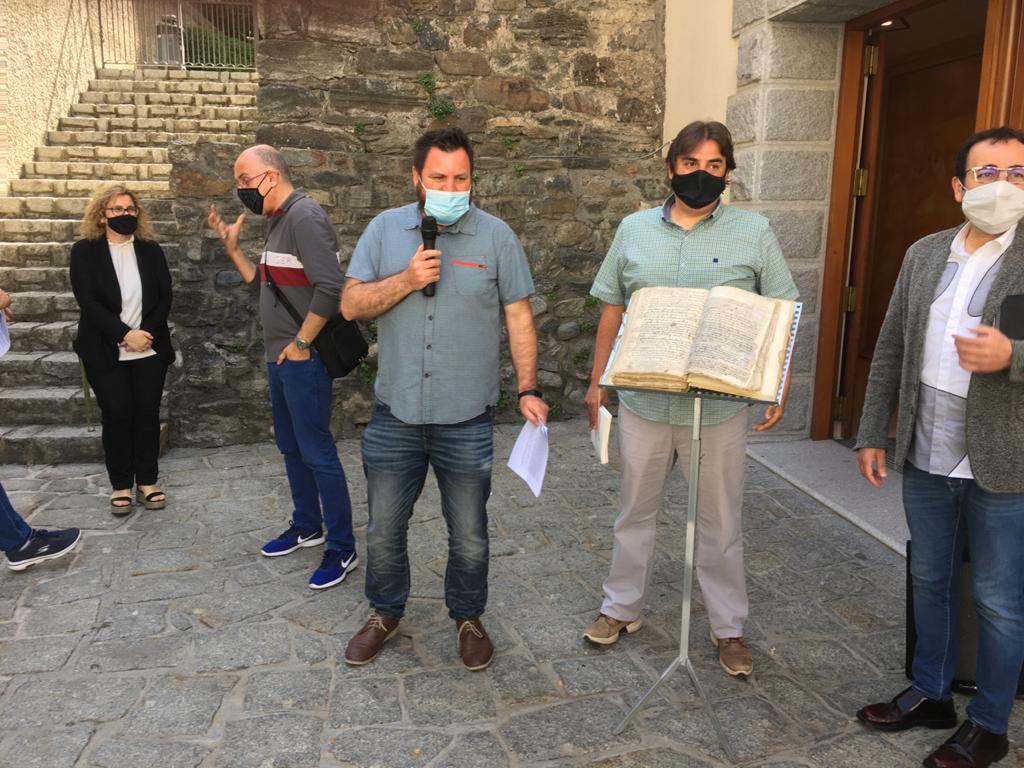Un moment de l'acte d'aquest matí a l'església de Sant Julià.