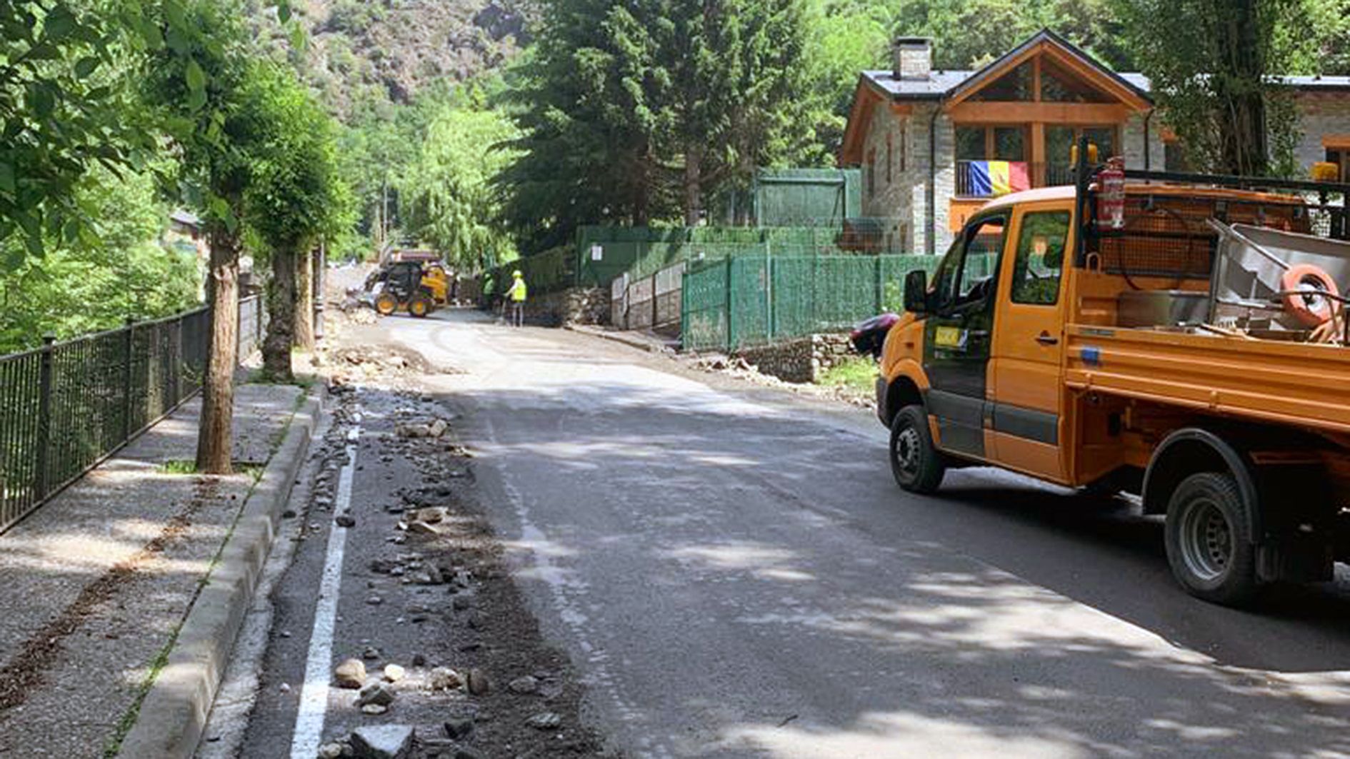 Situació actual d'un tram de la carretera afectada per l'esllavissada.
