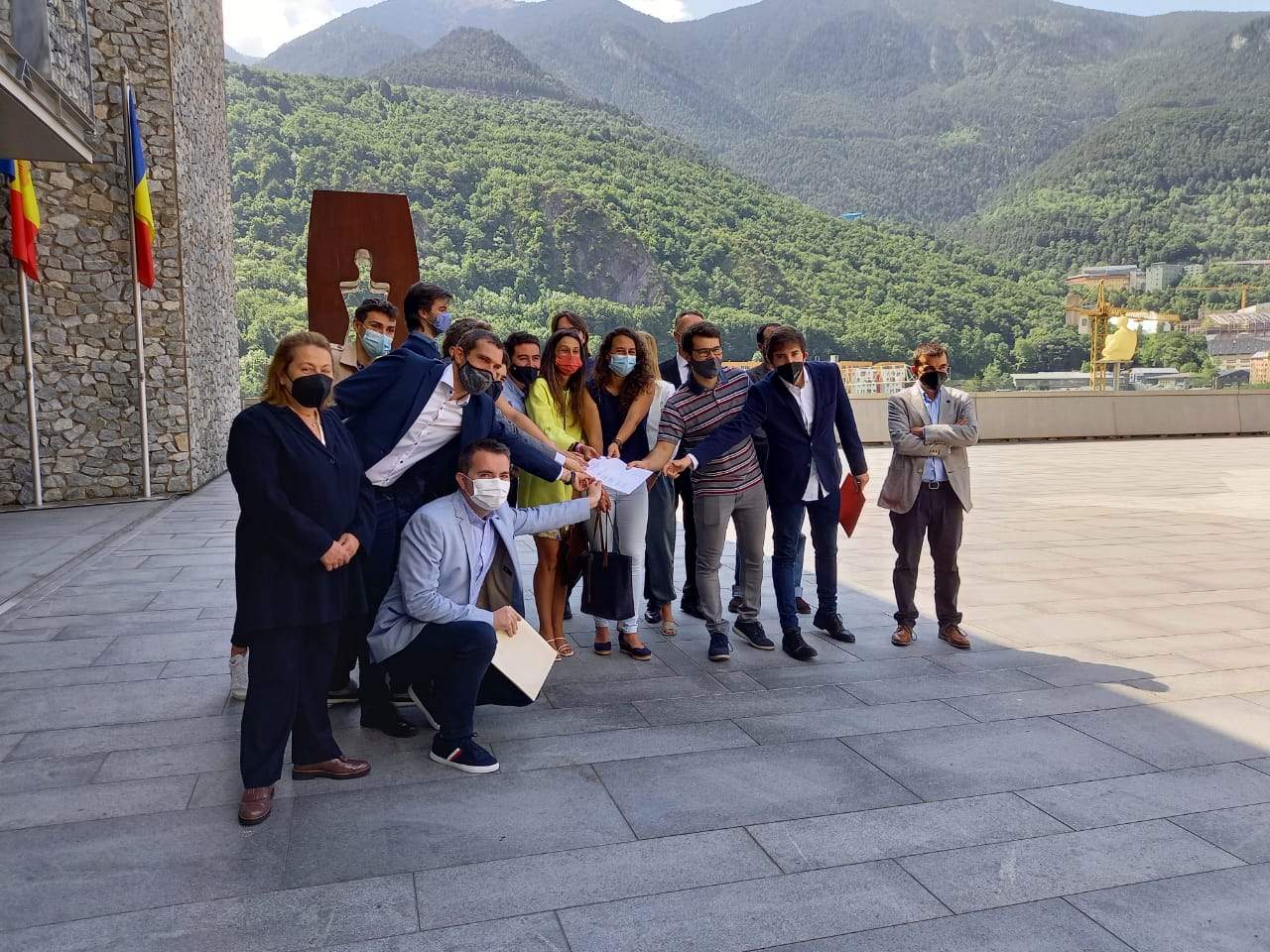 Representants de grups parlamentaris i organitzacions juvenils ensenyen la proposta d'acord.