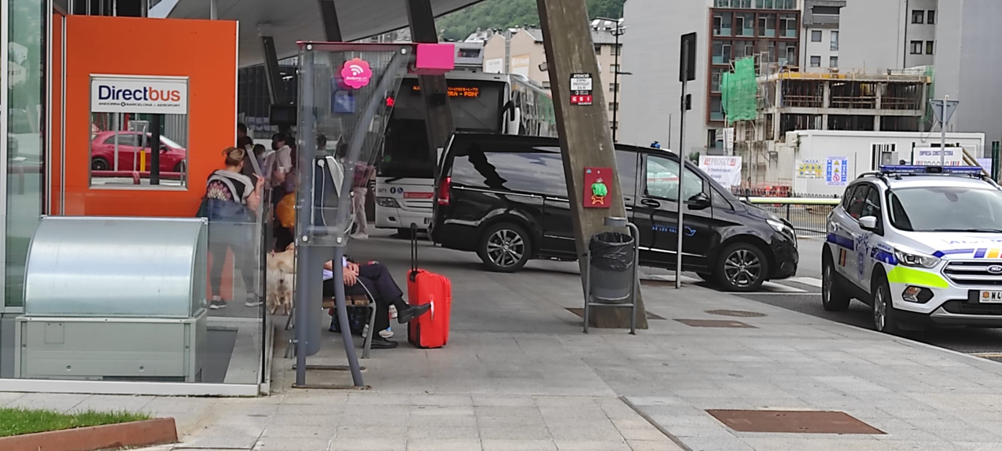 El furgó fúnebre esperant per retirar el cos del difunt.