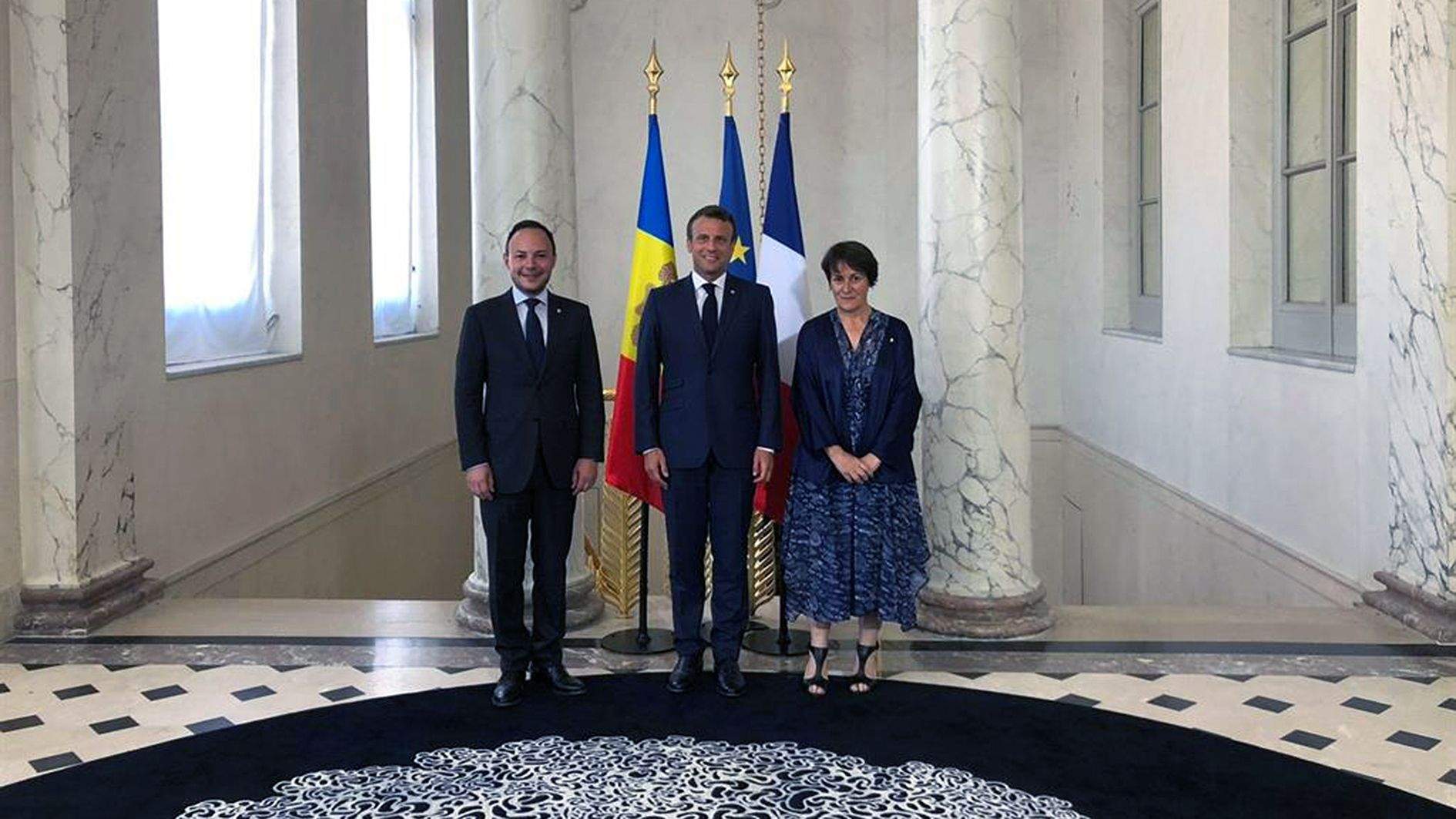 Espot, Macron i Suñé en una anterior visita dels mandataris andorrans a París.