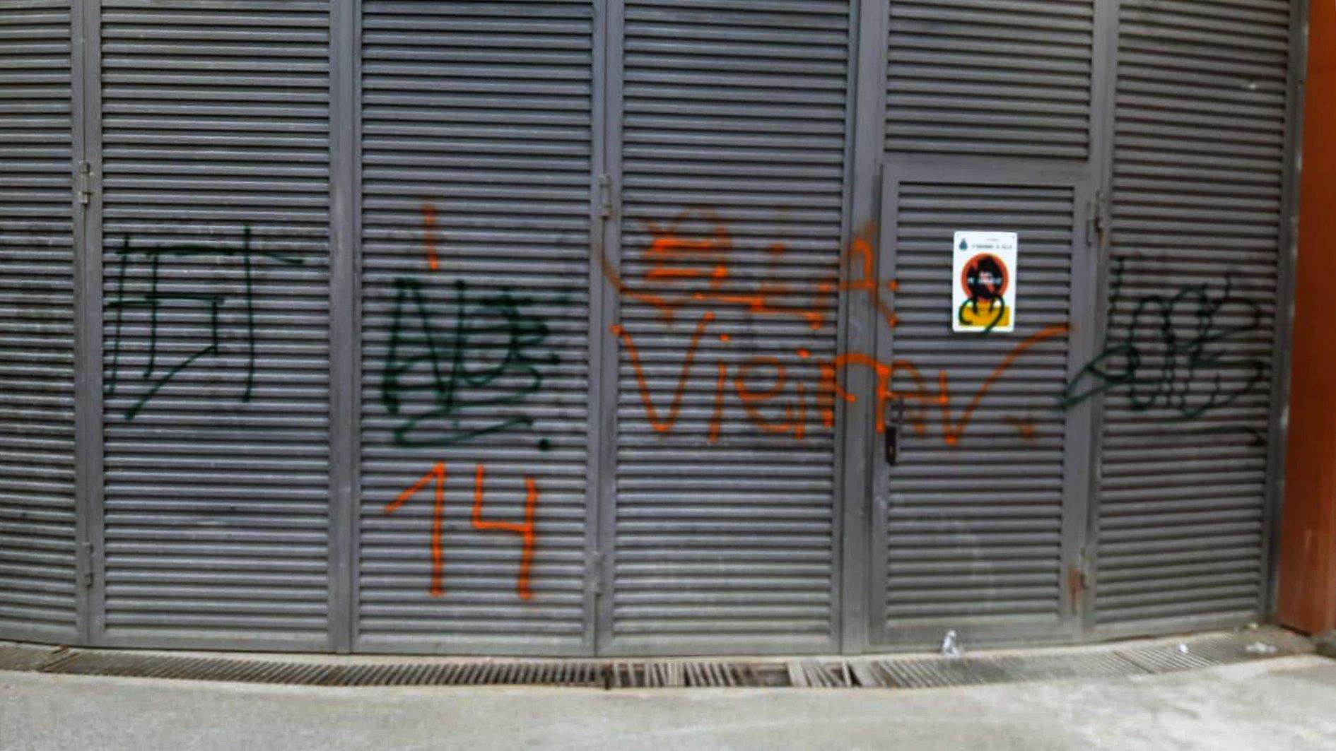 Pintades a la porta d'accés del magatzem dels Serradells.