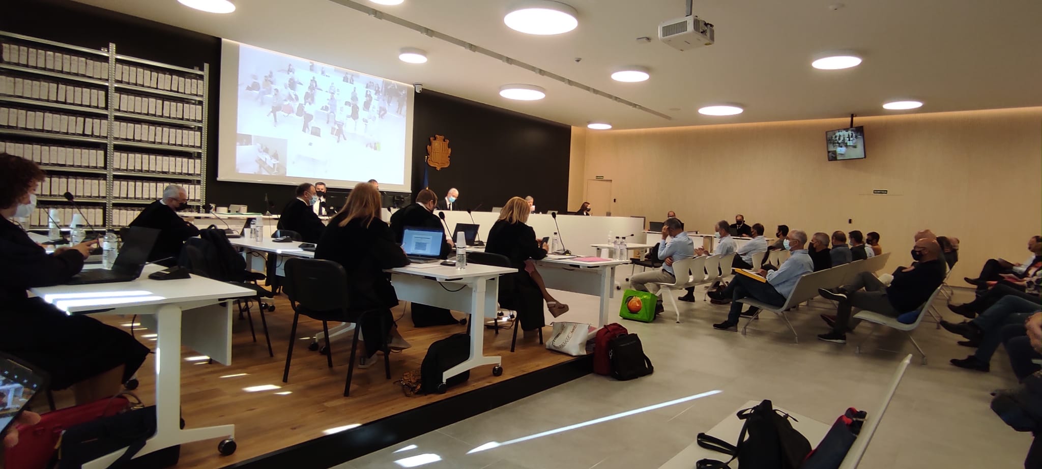 Els advocats defensors, en primer terme, a l'esquerra, durant una de les vistes del judici. Els advocats defensors, en primer terme, a l'esquerra, durant una de les vistes del judici.