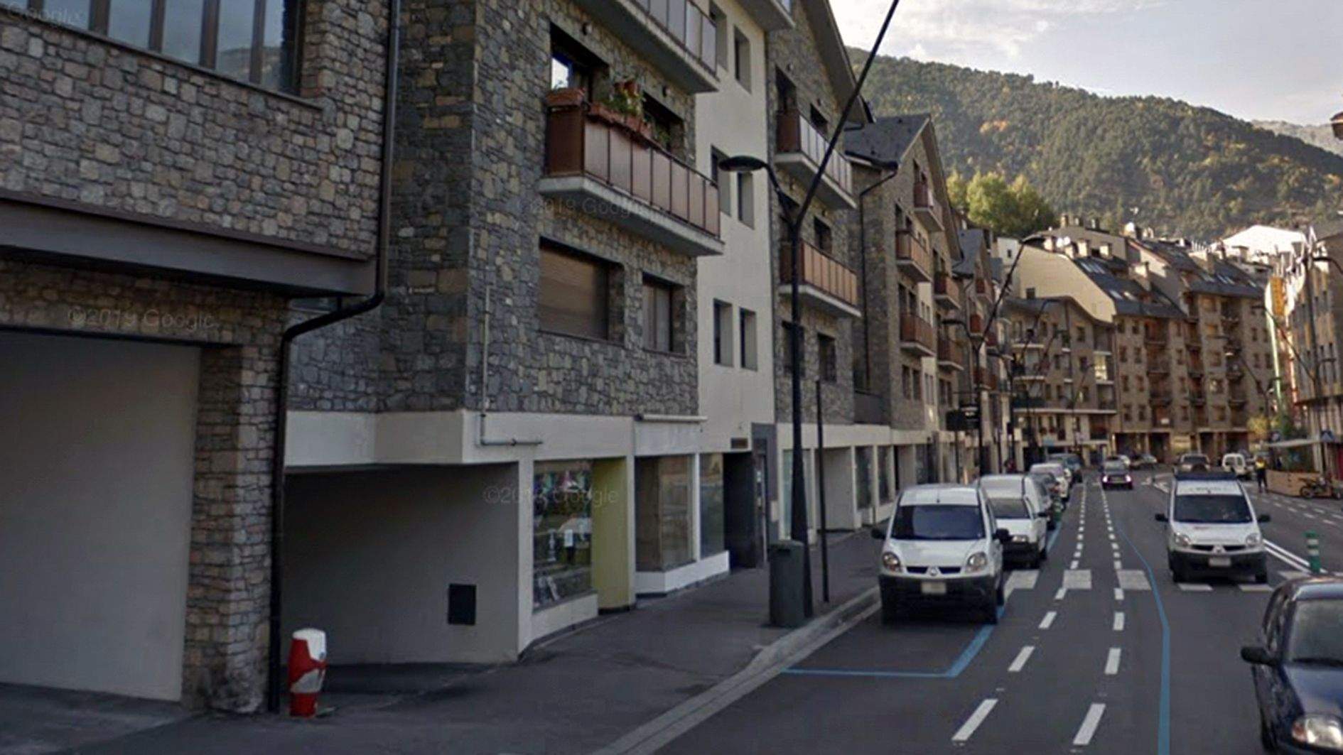 Una imatge d'arxiu de la zona on els veïns detectaven moviments 'anòmals'. La portaveu del Sindicat, Rebeca Bonache.
