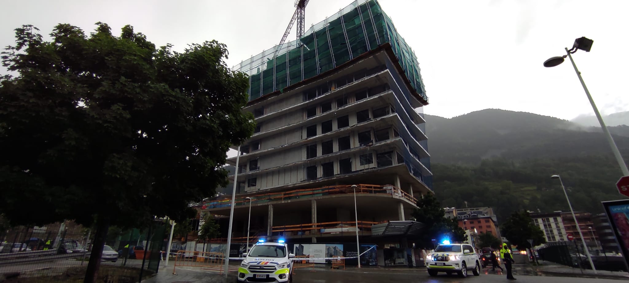 Control policial davant l'edifici en construcció Terrasses d'Emprivat.