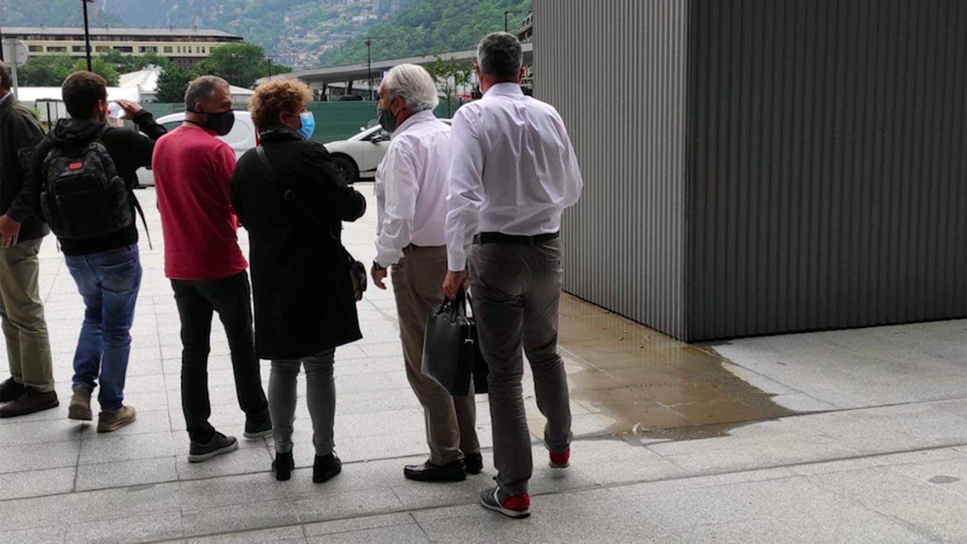 Joan Pau Miquel, a la dreta, en sortir aquest dijous de la Seu de la Justícia després d'una setmana de vista. Joan Pau Miquel, a la dreta, en sortir aquest dijous de la Seu de la Justícia després d'una setmana de vista.