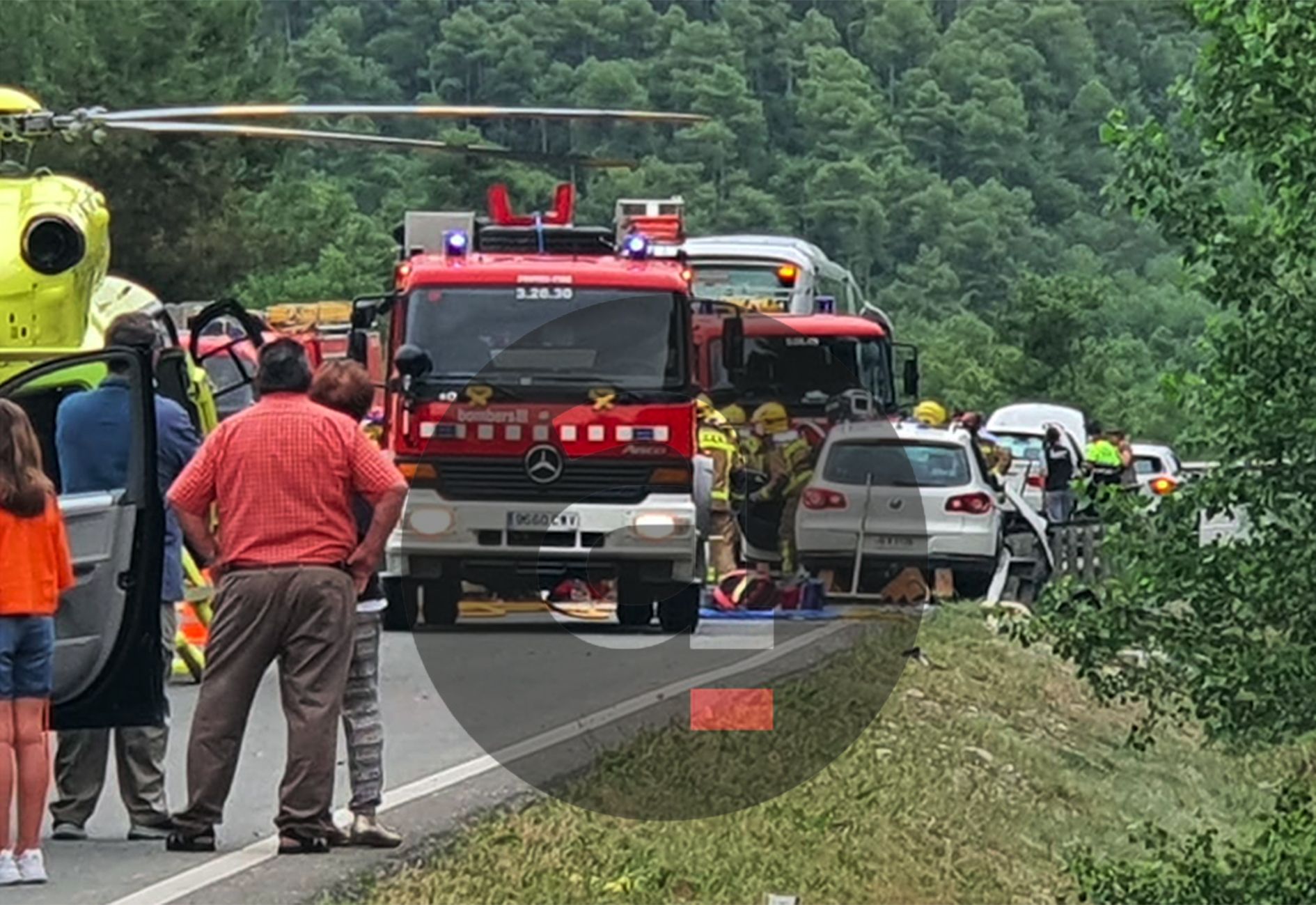 Els bombers treballant en el cotxe andorrà implicat per excarcerar les víctimes. Els bombers treballant en el cotxe andorrà implicat per excarcerar les víctimes.