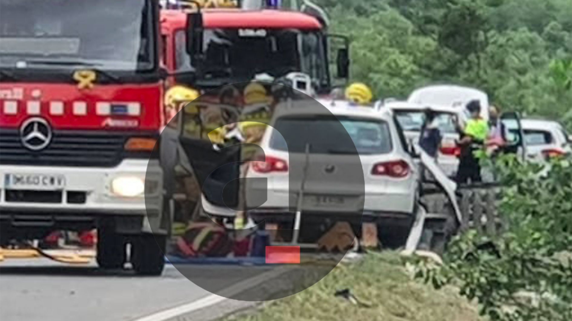 El cotxe de la parella resident amb els bombers treballant-hi. El cotxe de la parella resident amb els bombers treballant-hi.