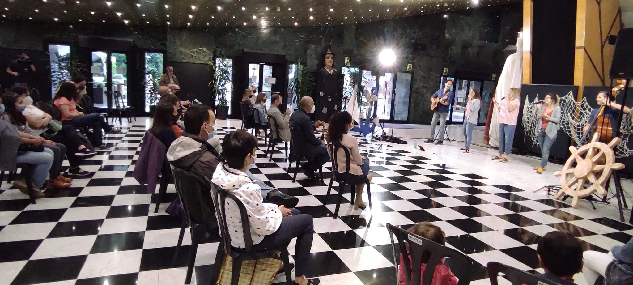 Actuació de 'Les Anxovetes' al vestíbul del Centre Cultural i de Congressos Lauredià.