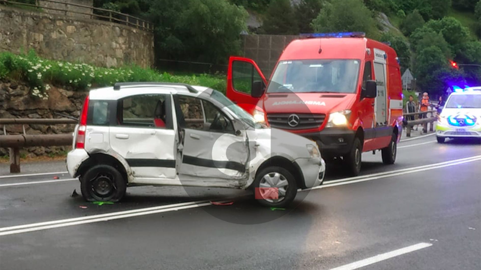 El Fiat Panda implicat en l'accident al lloc del sinistre. La portaveu del Sindicat, Rebeca Bonache.