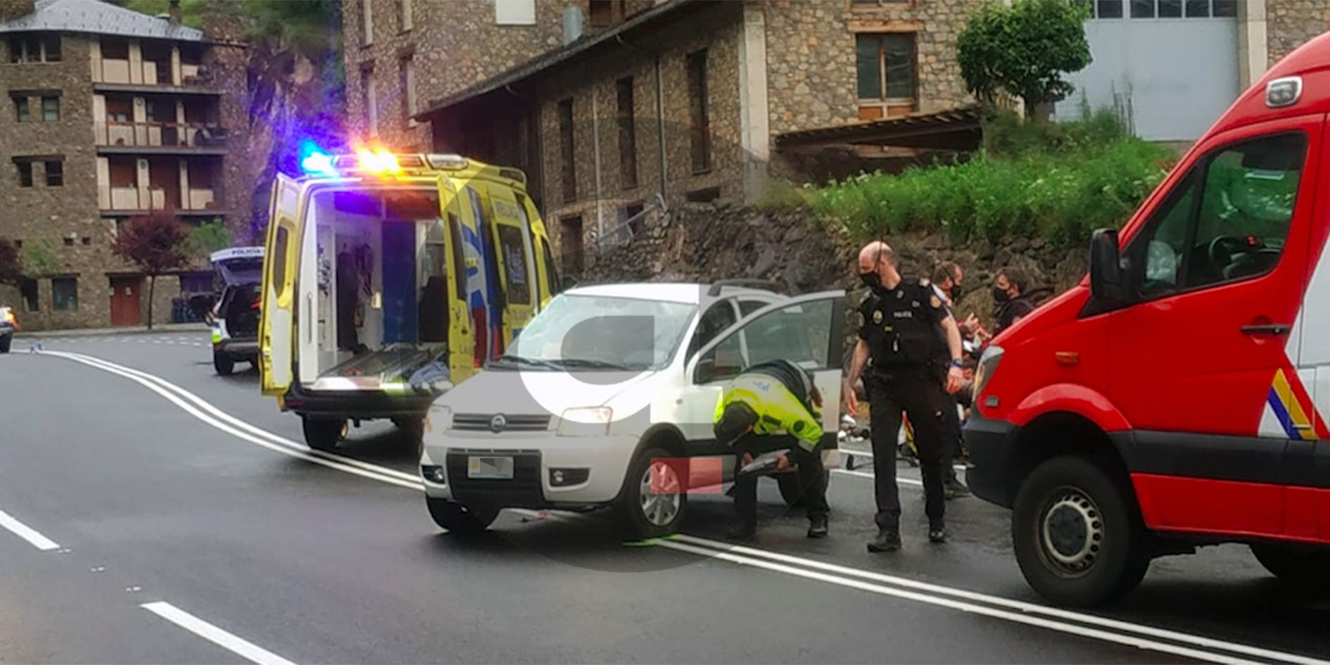 Agents de la policia revisen el vehicle després de l'accident. Agents de la policia revisen el vehicle després de l'accident.