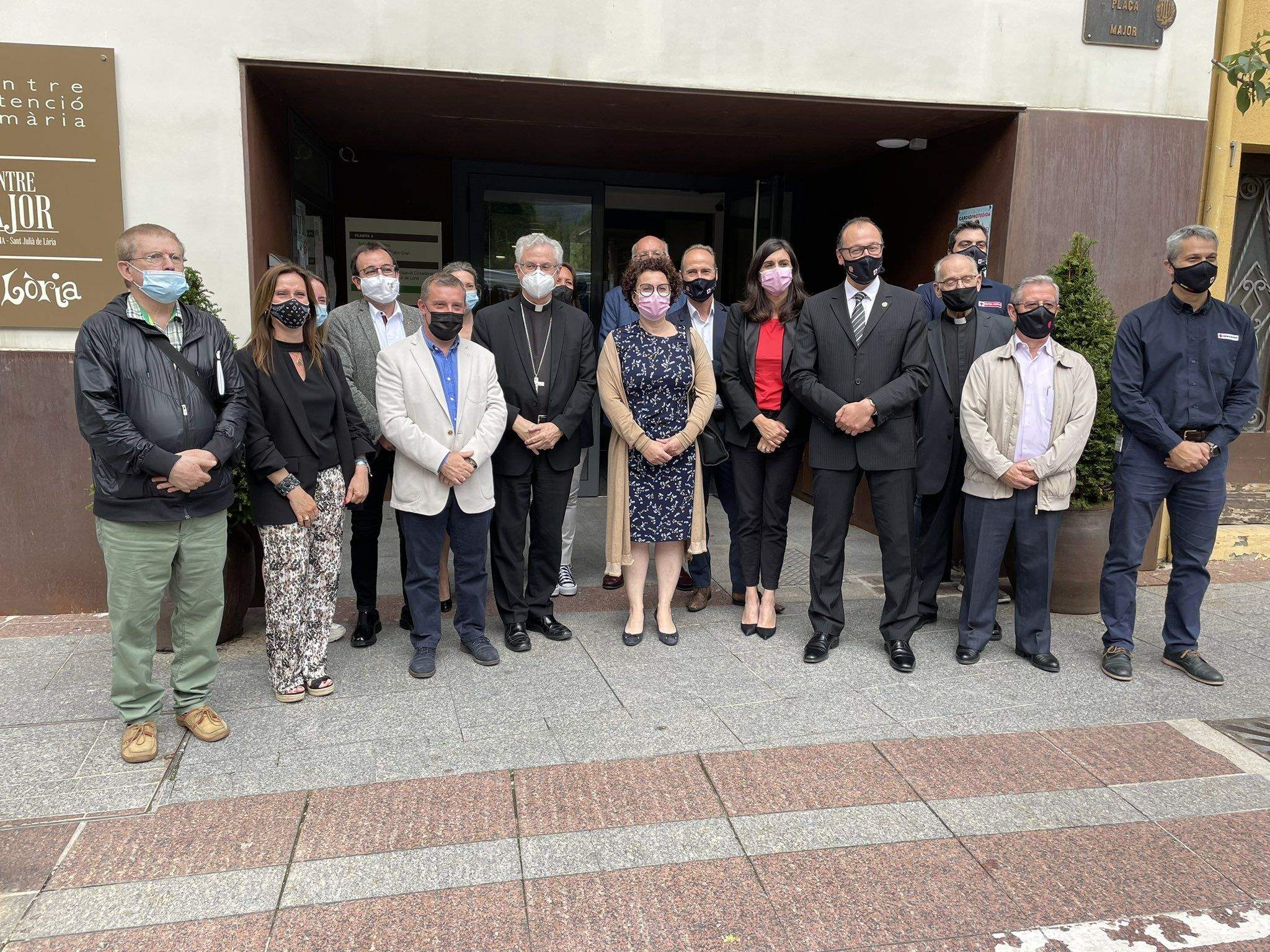 Autoritats i membres de la Creu Roja després de la inauguració a Sant Julià de Lòria.