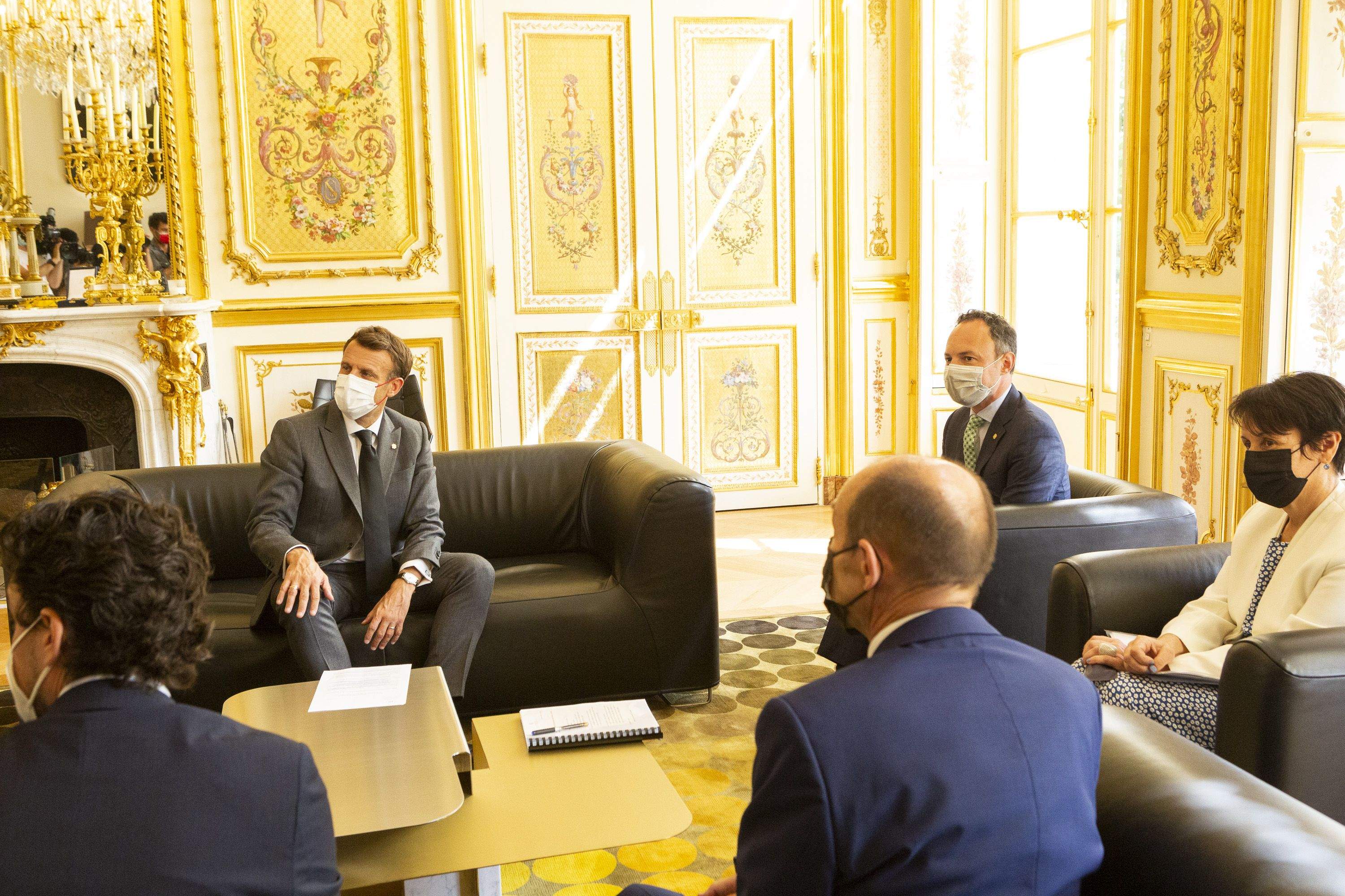 Emmanuel Macron, Pascal Escande (d'esquena), Xavier Espot i Roser Suñé durant la trobada.