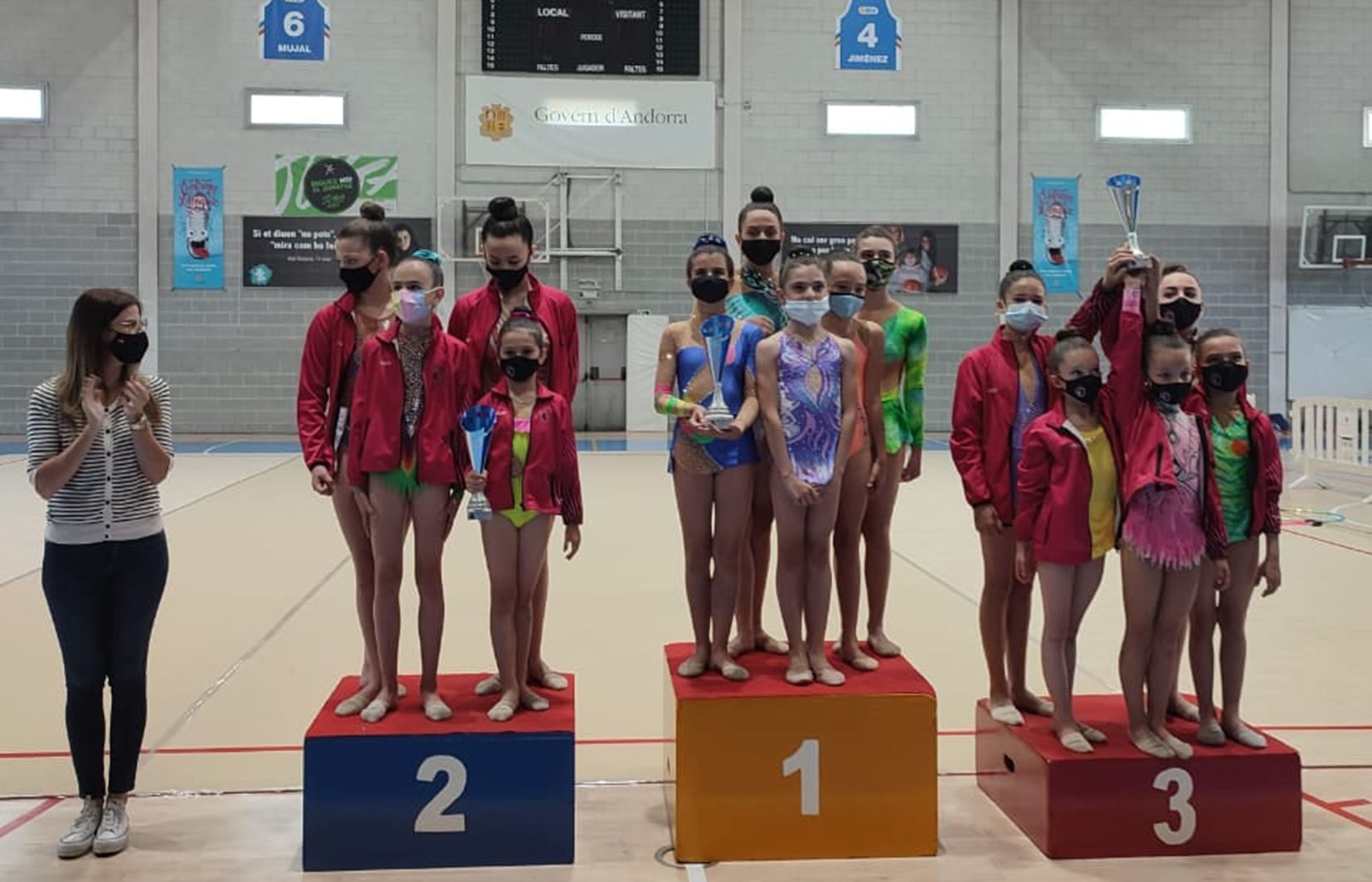 Podi d'una de les competicions per equips observats per la ministra d'Esports, Sílvia Riva.