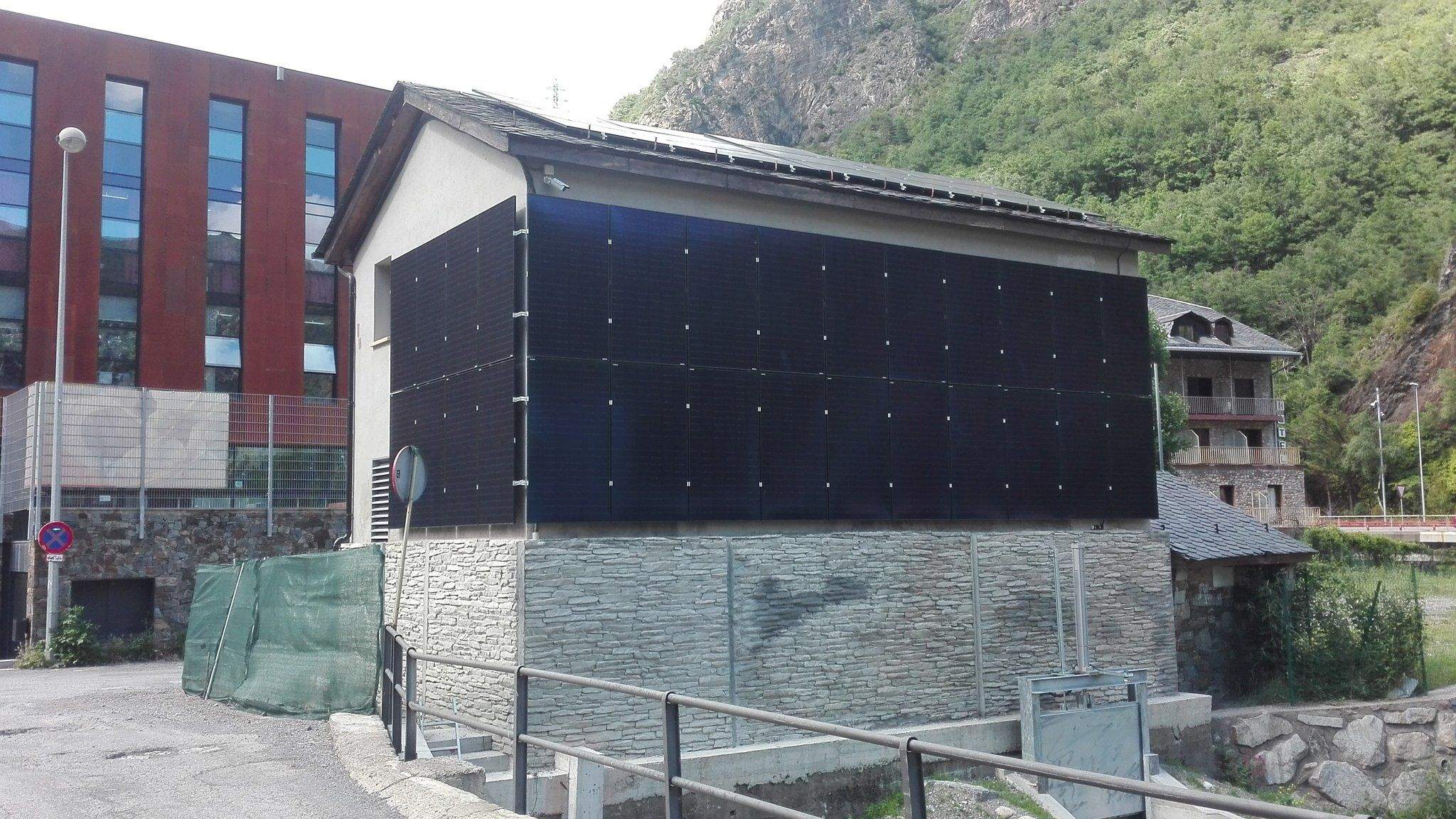 La instal·lació fotovoltaica en façana a Aixovall.