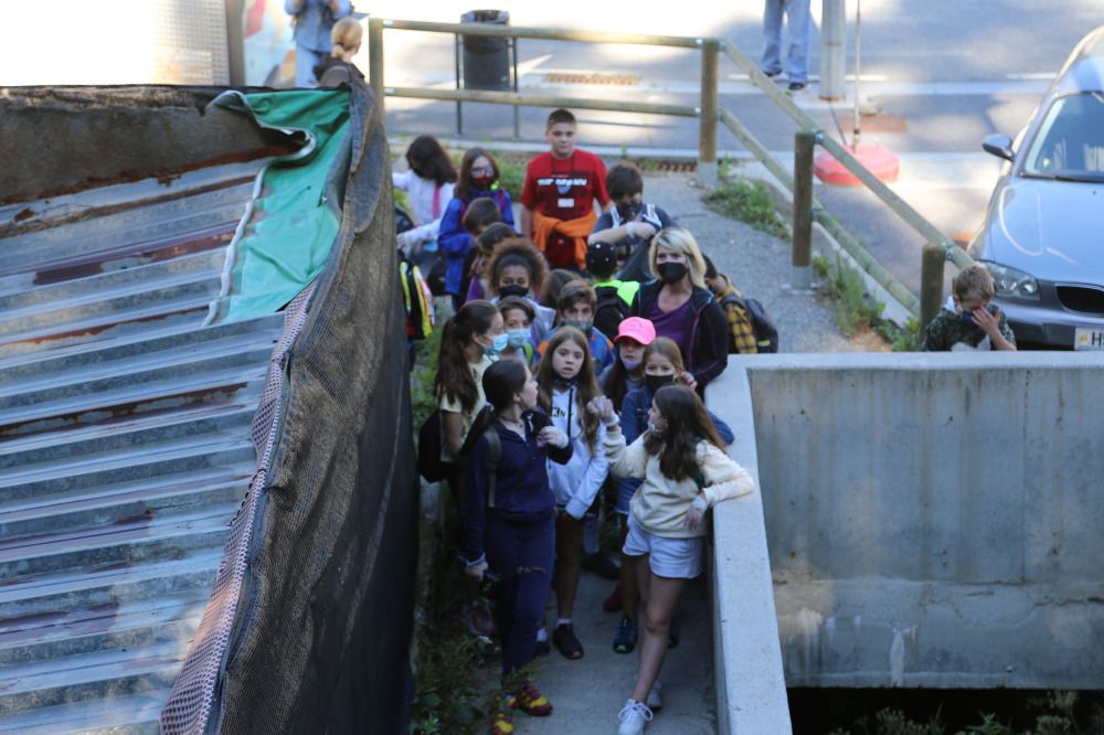 Un gruo d'infants amb la seva mestra abans d'iniciar el recorregut.