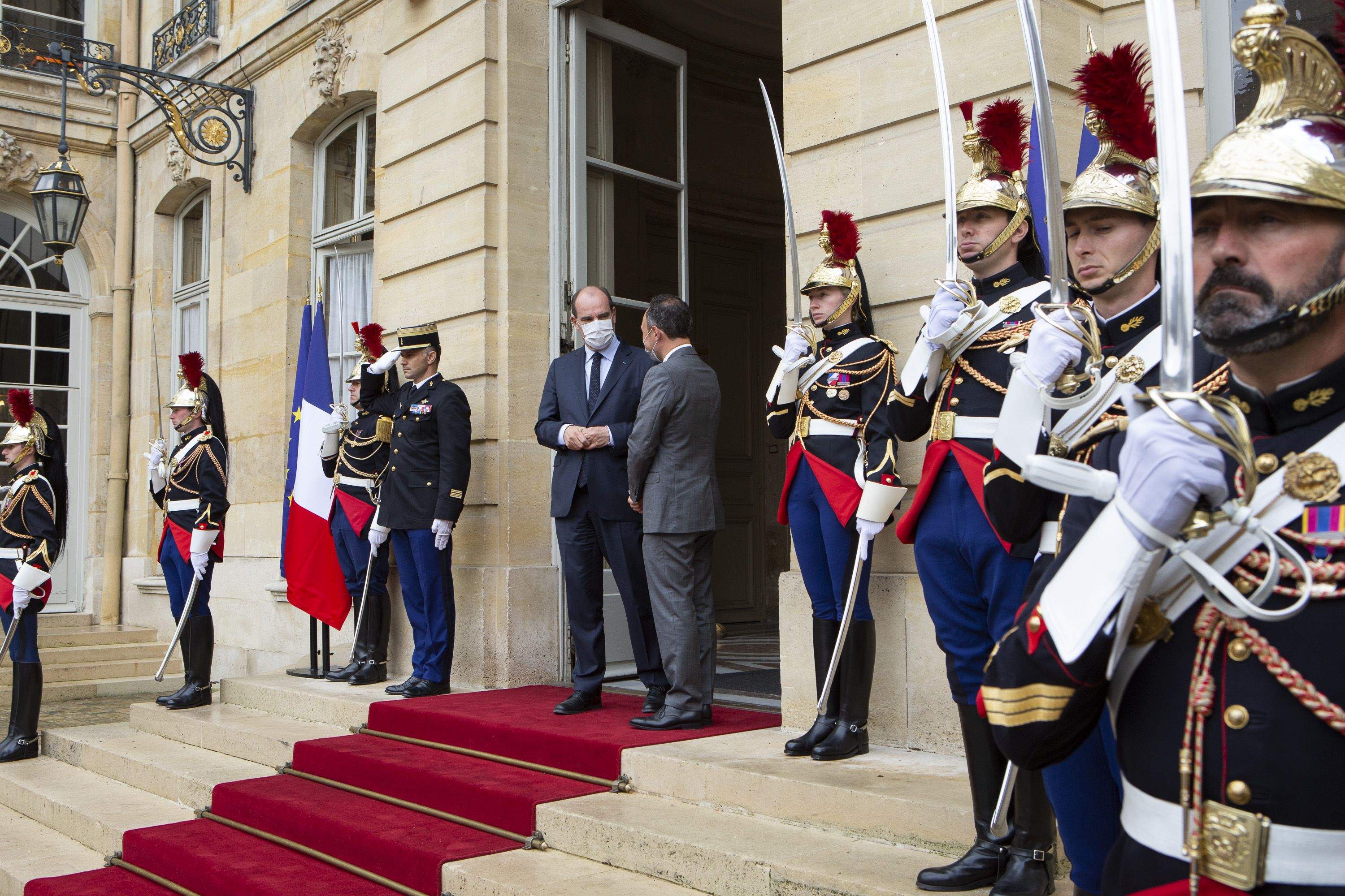 Espot saluda Castex a l'entrada del palau de Matignon.