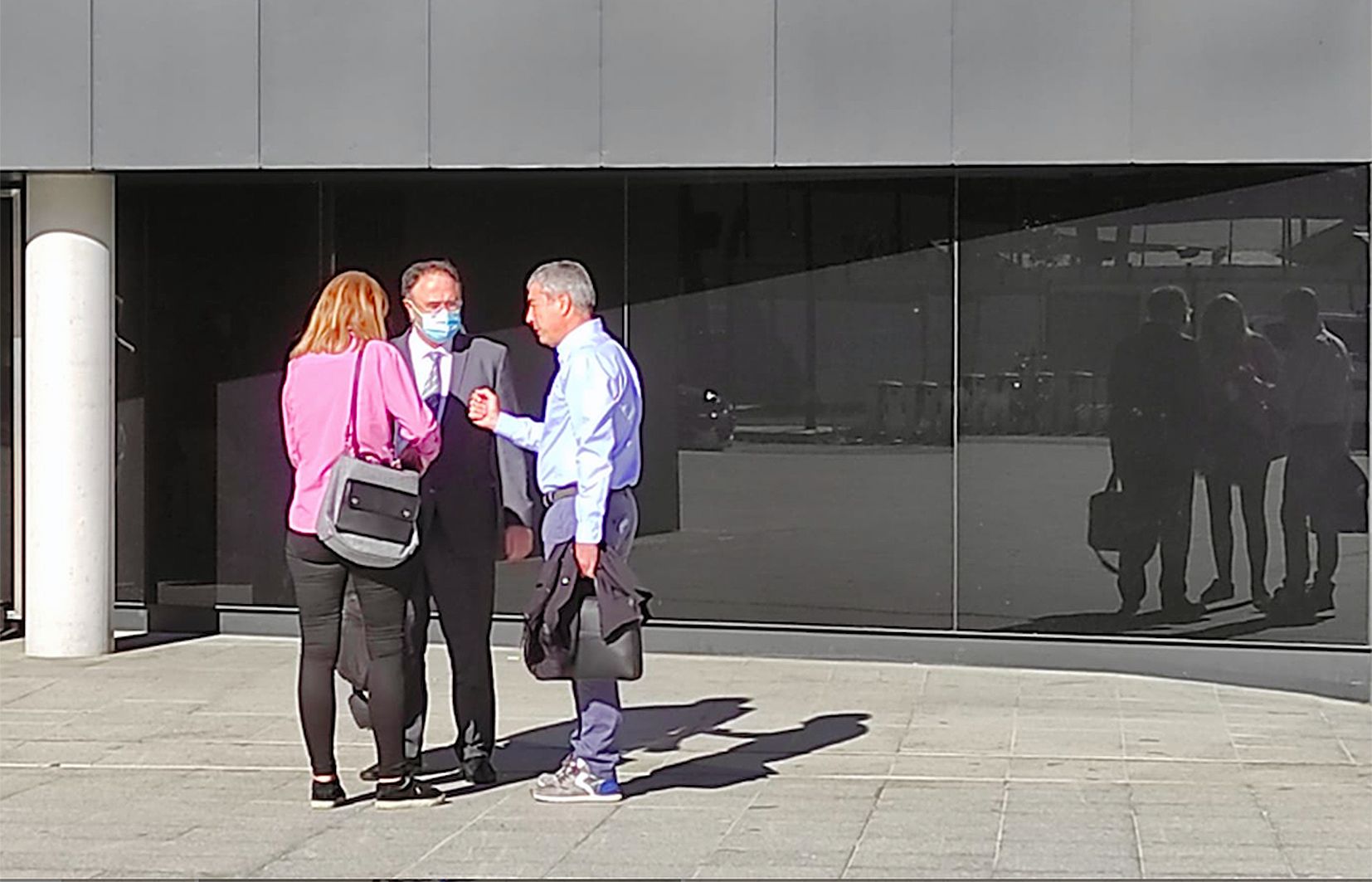 Joan Pau Miquel conversant amb el seu advocat i una col·laboradora abans d'iniciar la sessió d'aquest dimarts.