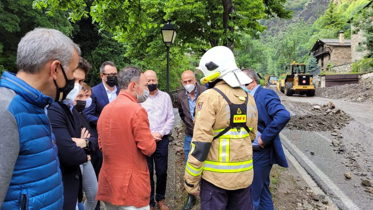 El cap de l'executiu i el ministre de Territori amb altres representants governamentals i comunals a l'indret de l'esllavissada.