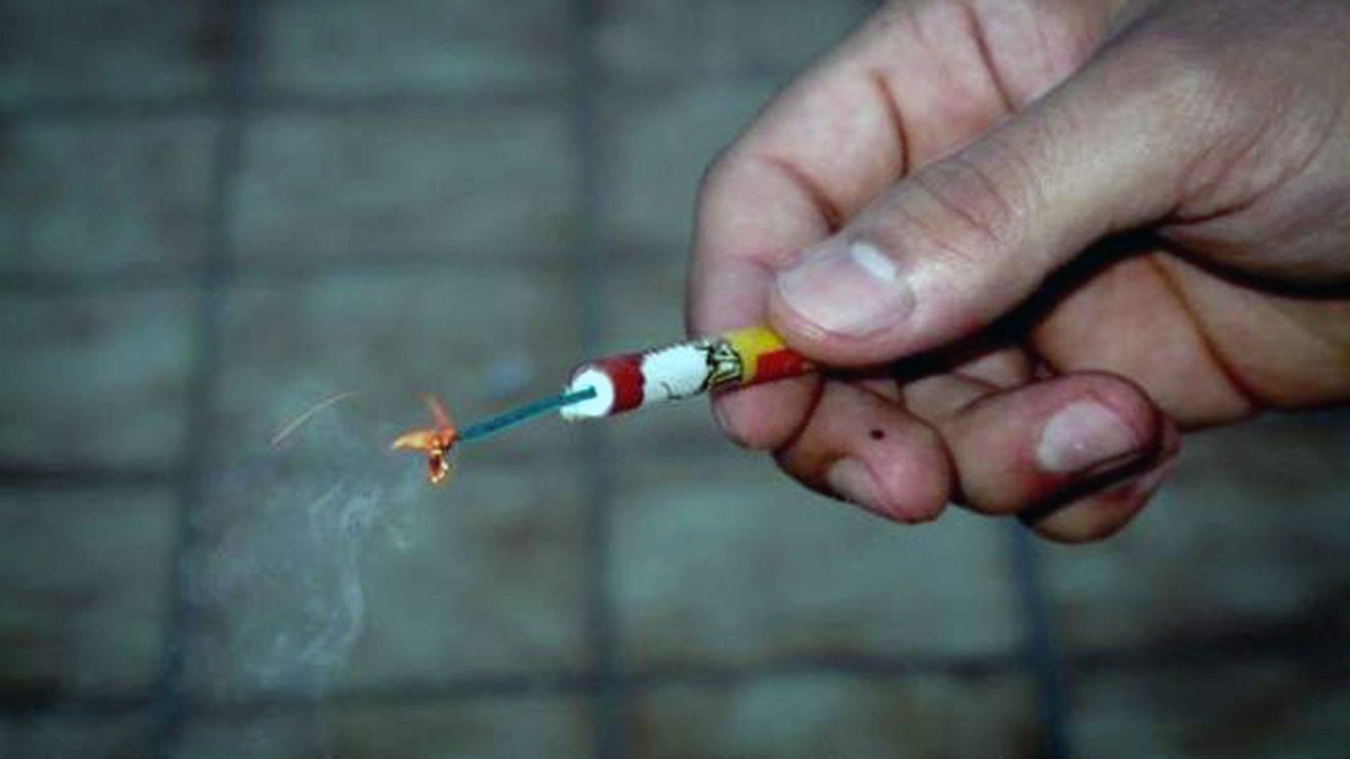 Un home llançant un petard.