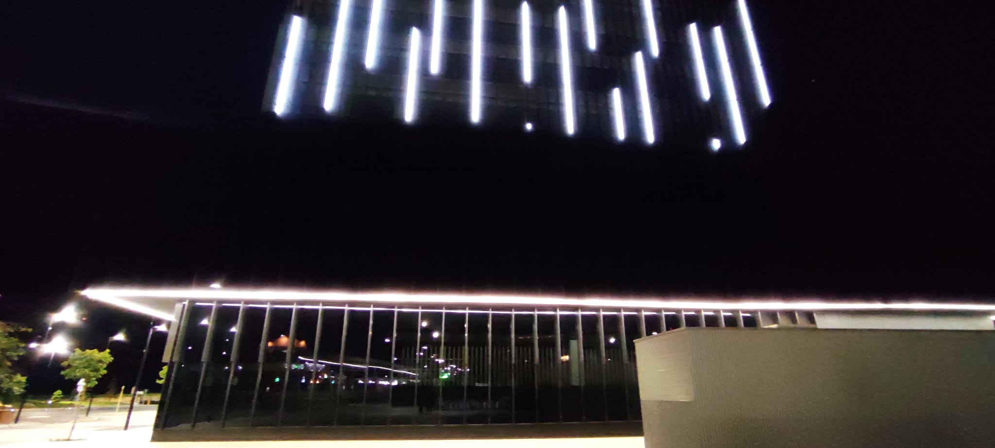 Una imatge de la Seu de la Justícia, il·luminada, de nit.