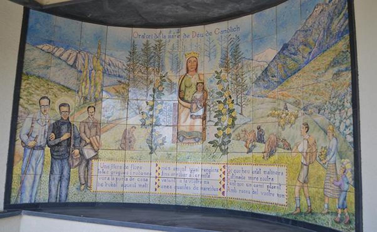 Retaule que inclou una imatge de sant Josepmaria l'any 1937 durant la seva arribada a Andorra.