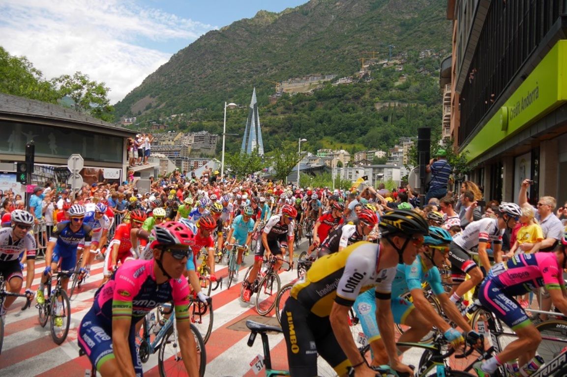 Alguns dels participants al Tour durant el seu pas per Escaldes-Engordany el 2016.