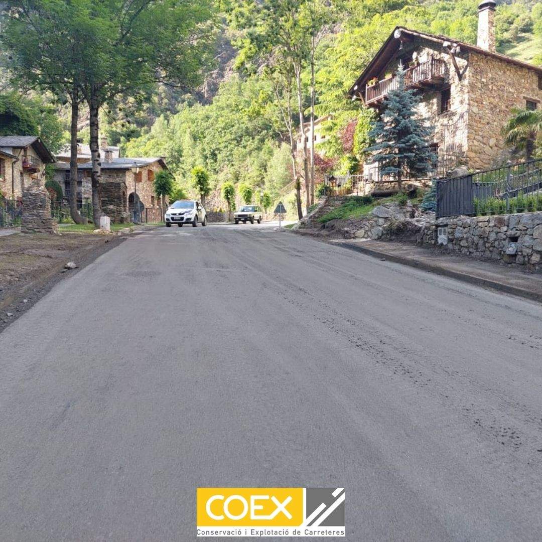 La carretera CG-6 amb un vehicle del COEX al fons, dies després de la recent esllavissada.