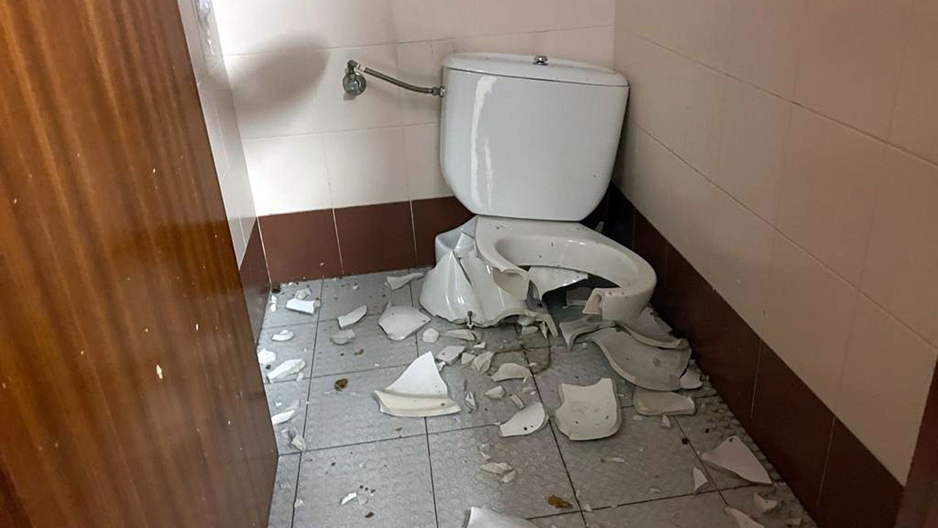 El vàter del recinte esportiu de Sa Calma, a Escaldes, totalment destrossat.