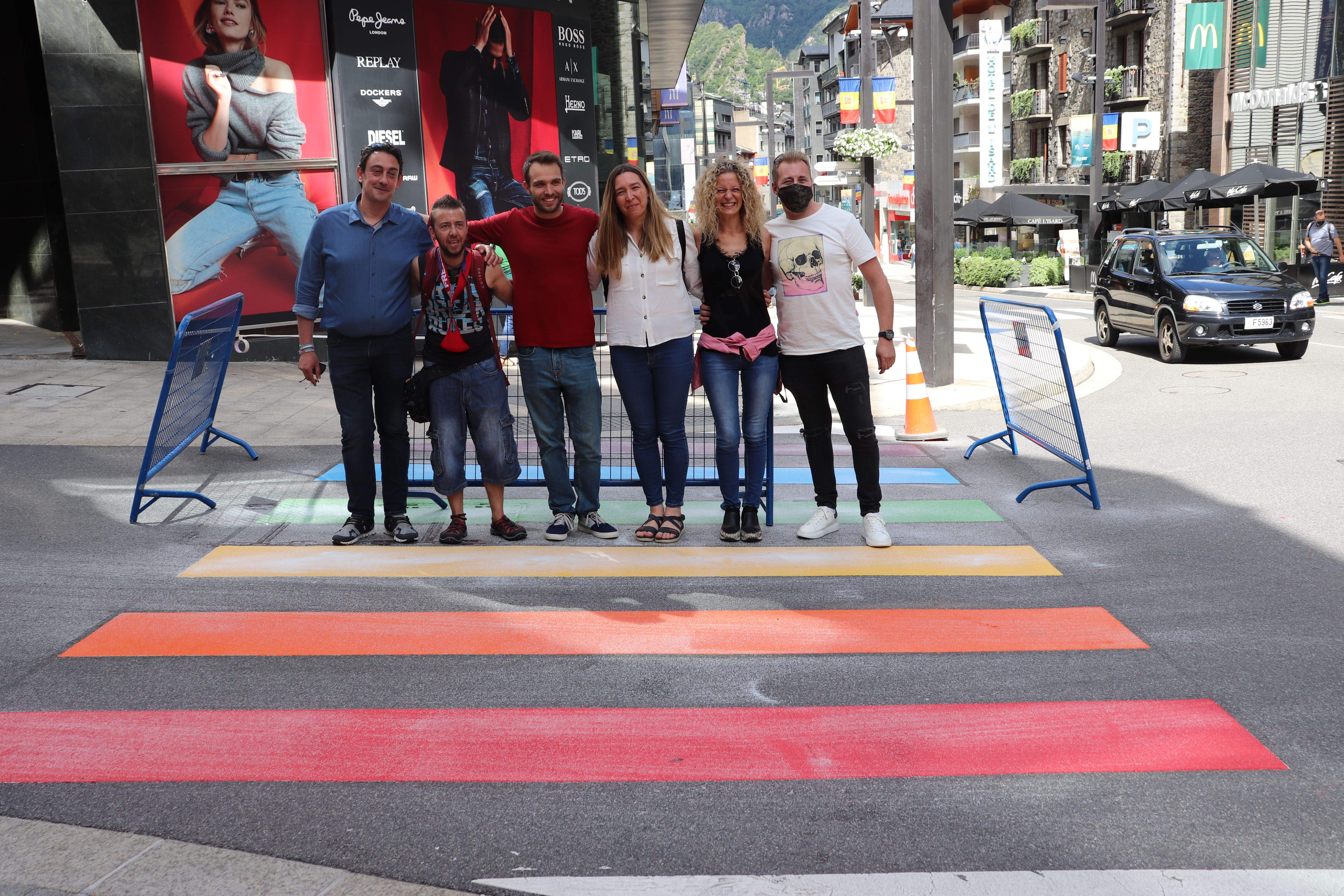 Diversos components de Diversand al pas de vianants.