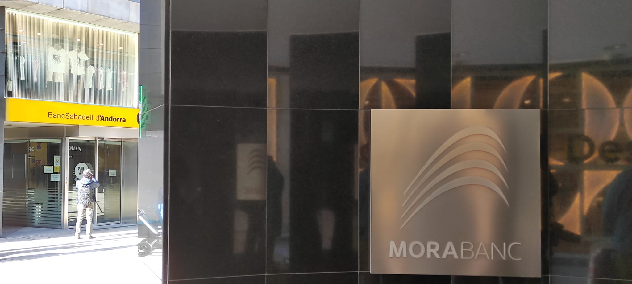 Un dels rètols de MoraBanc a la seva seu central, encarada a una oficina de BancSabadell d'Andorra.