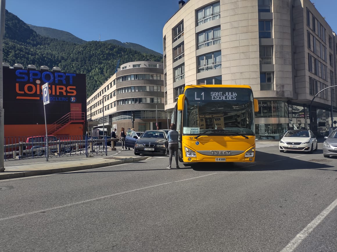Els dos vehicles estaven al carrer Josep Rossell.