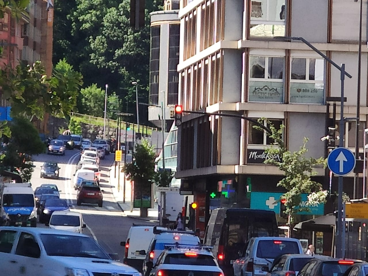 Les retencions han acabat afectant també el carrer de la Unió.
